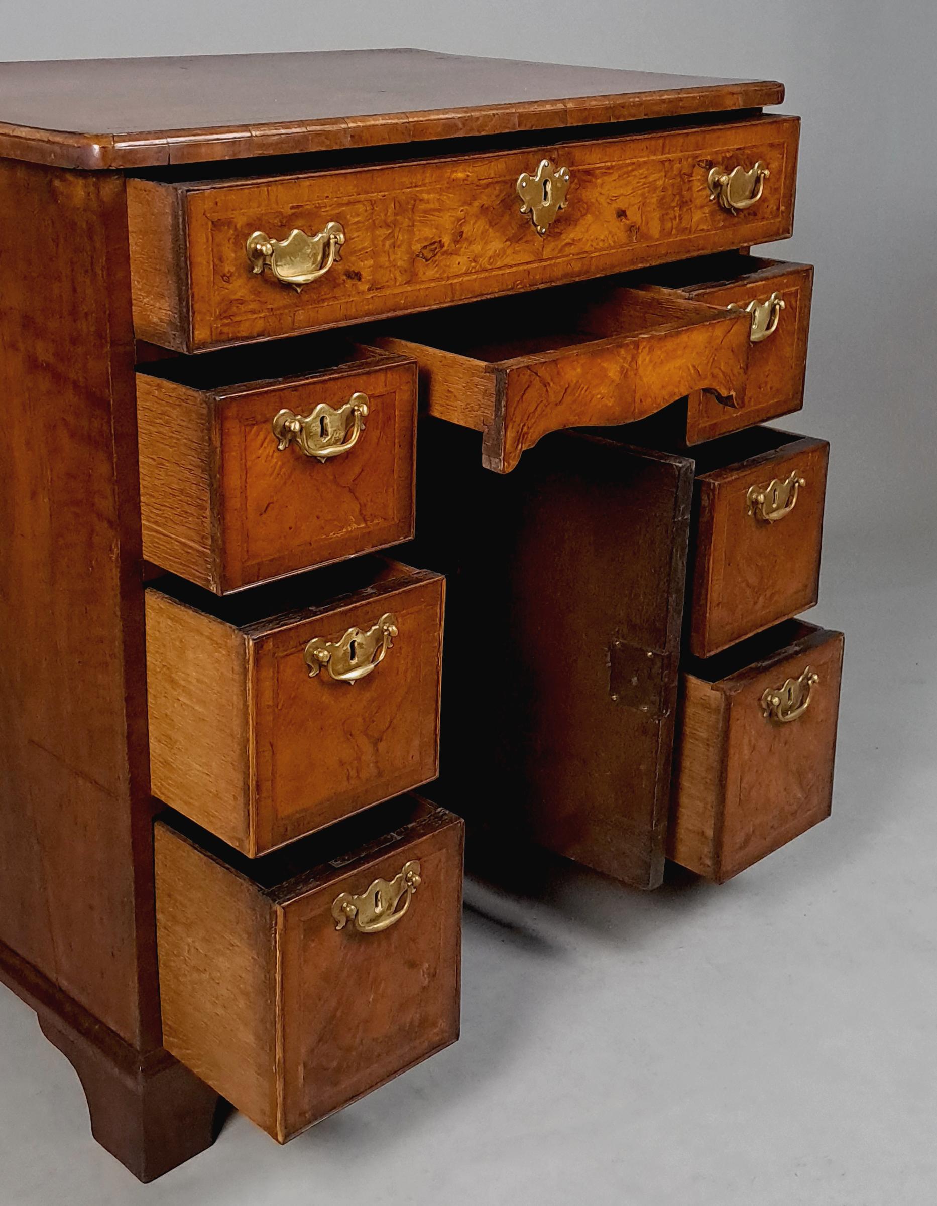 Noyer Superbe bureau à genouillère en noyer de Queen Anne avec quincaillerie d'origine c. 1710 en vente
