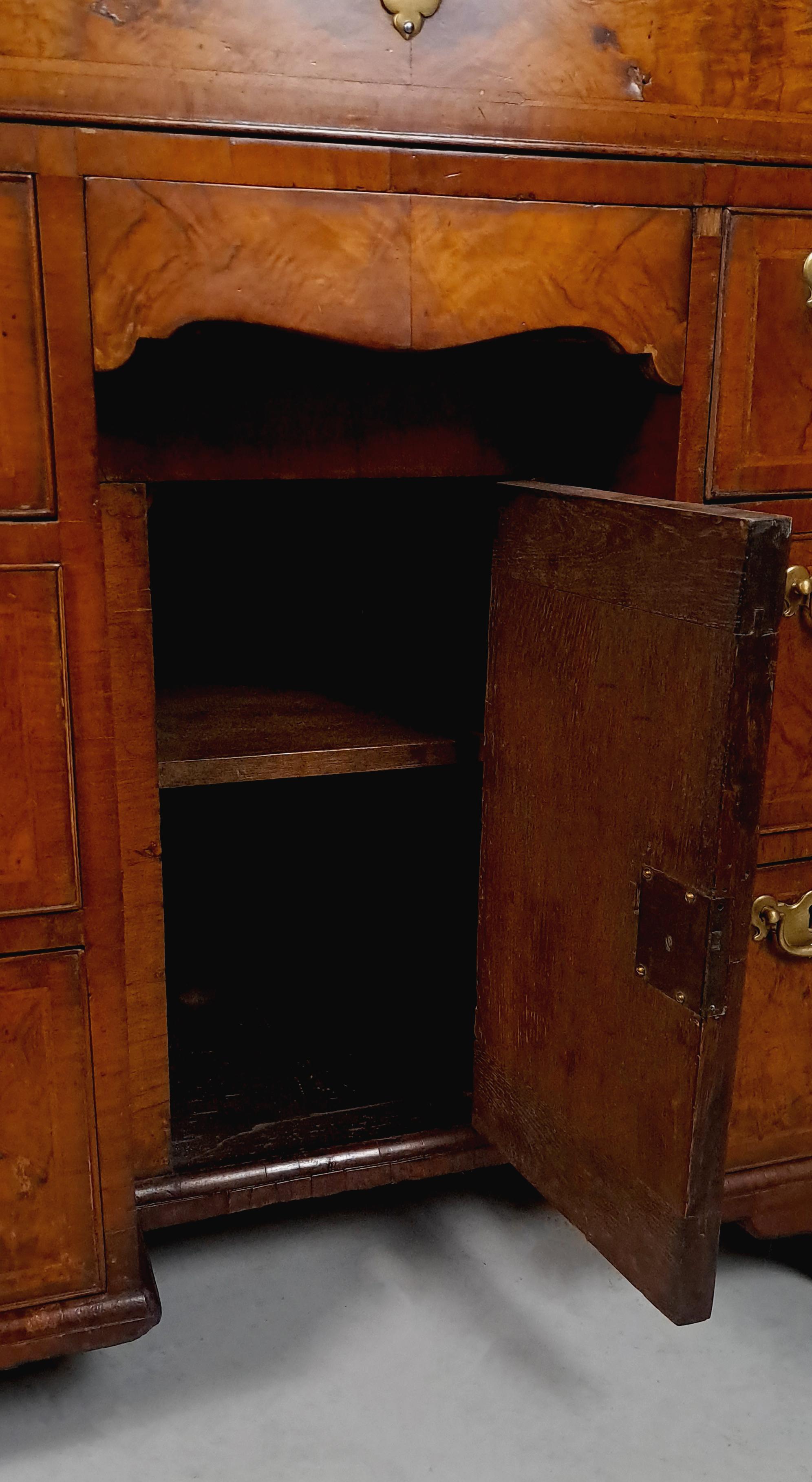 Superbe bureau à genouillère en noyer de Queen Anne avec quincaillerie d'origine c. 1710 en vente 1