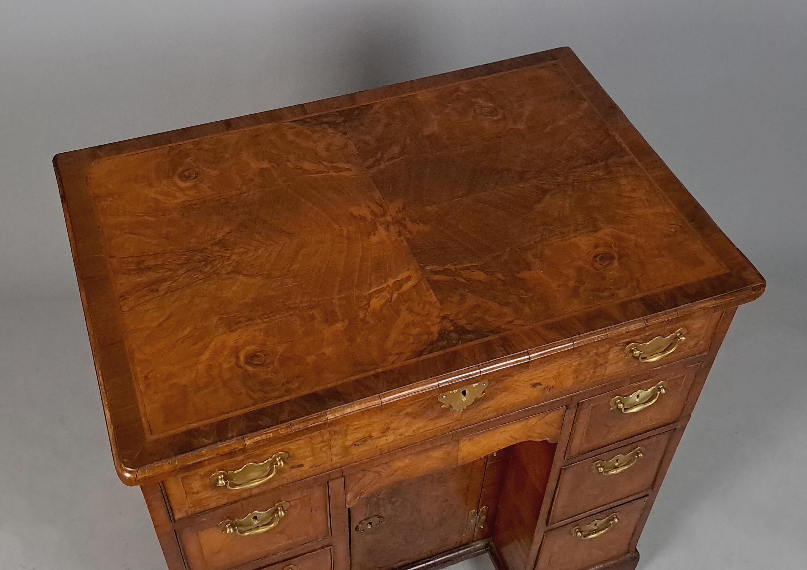 Superbe bureau à genouillère en noyer de Queen Anne avec quincaillerie d'origine c. 1710 en vente 2
