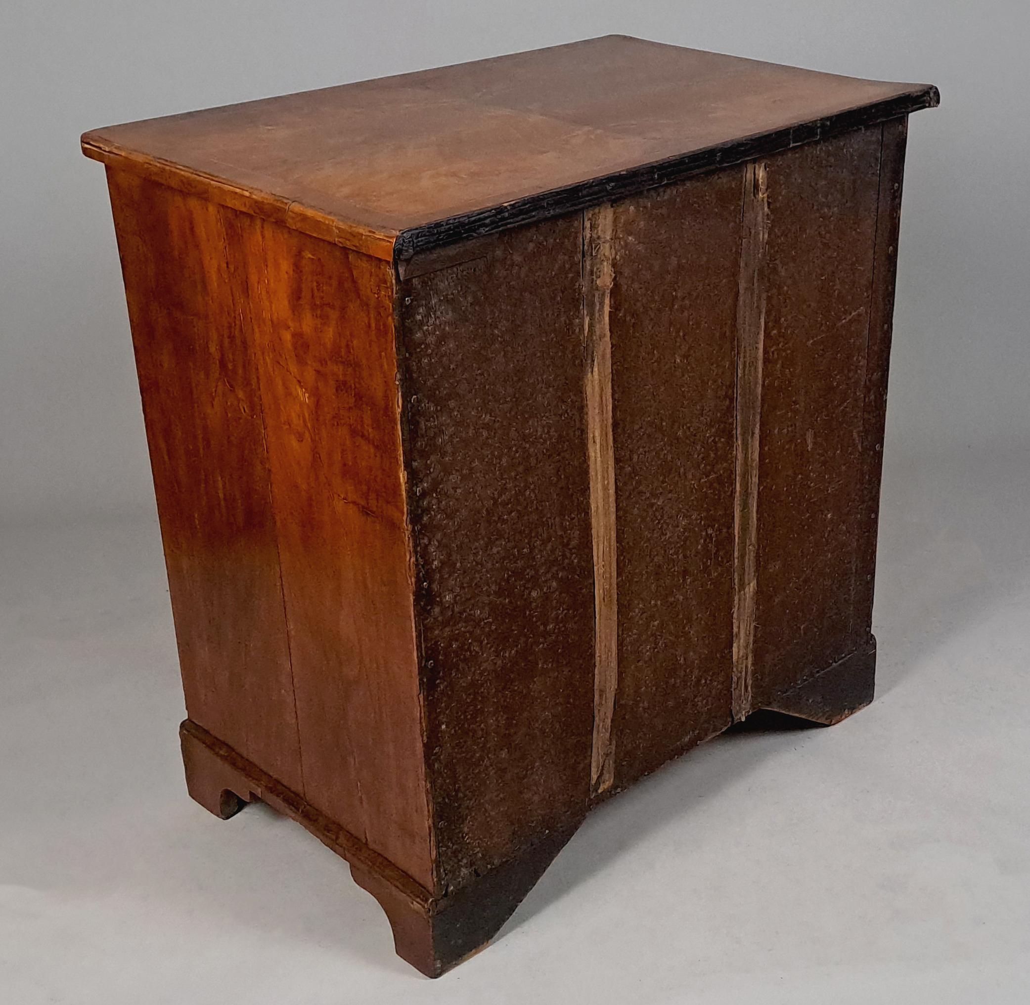 Superbe bureau à genouillère en noyer de Queen Anne avec quincaillerie d'origine c. 1710 en vente 3