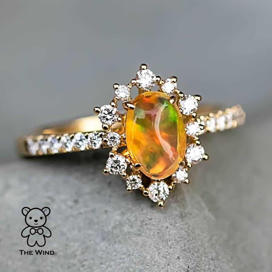 Superbe bague de fiançailles en or jaune 18 carats avec opale de feu mexicaine arc-en-ciel et diamants en vente 1