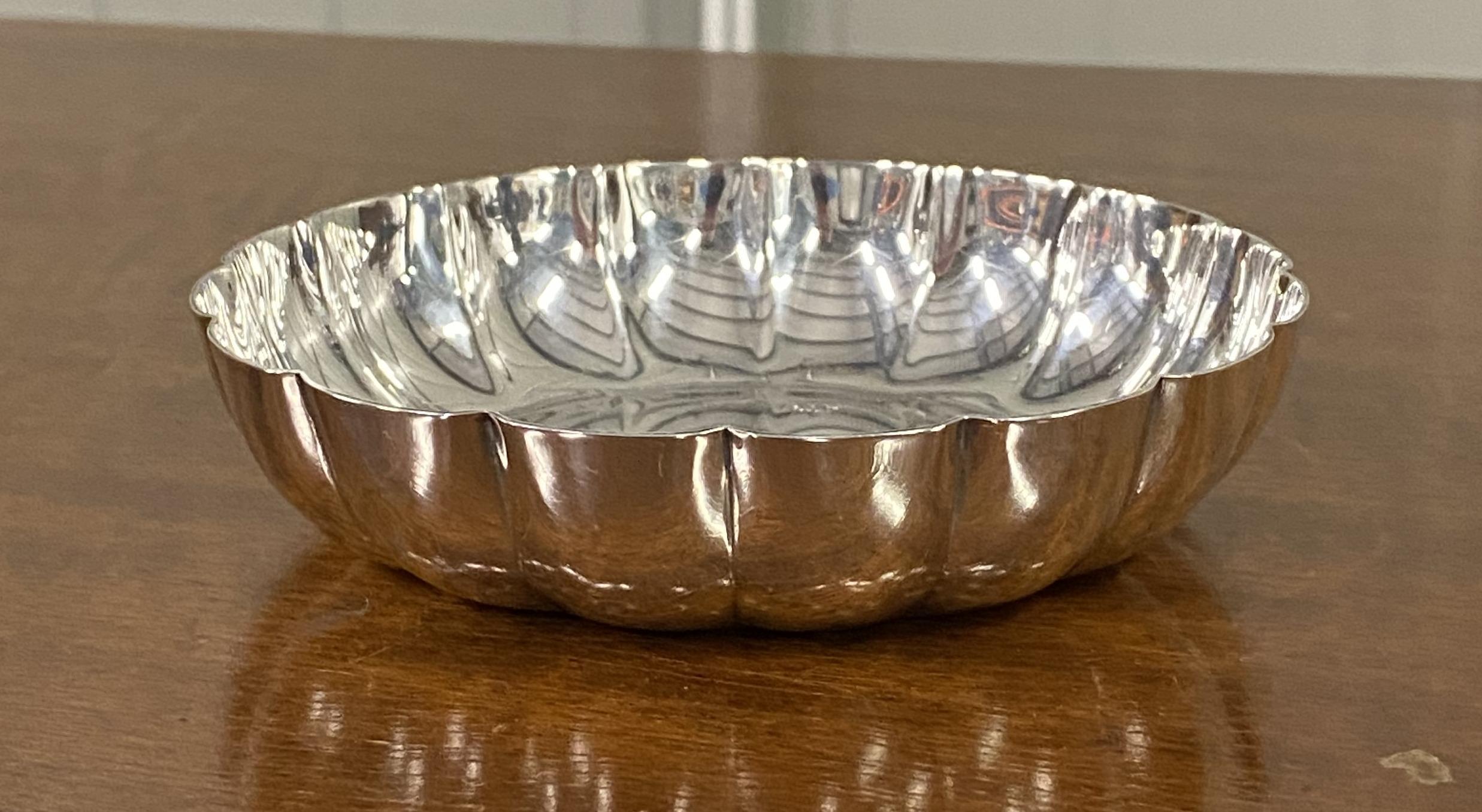 Stunning Rare 1979 Solid Sterling Silver Strawberry Dish or Bowl from Sheffield For Sale 8