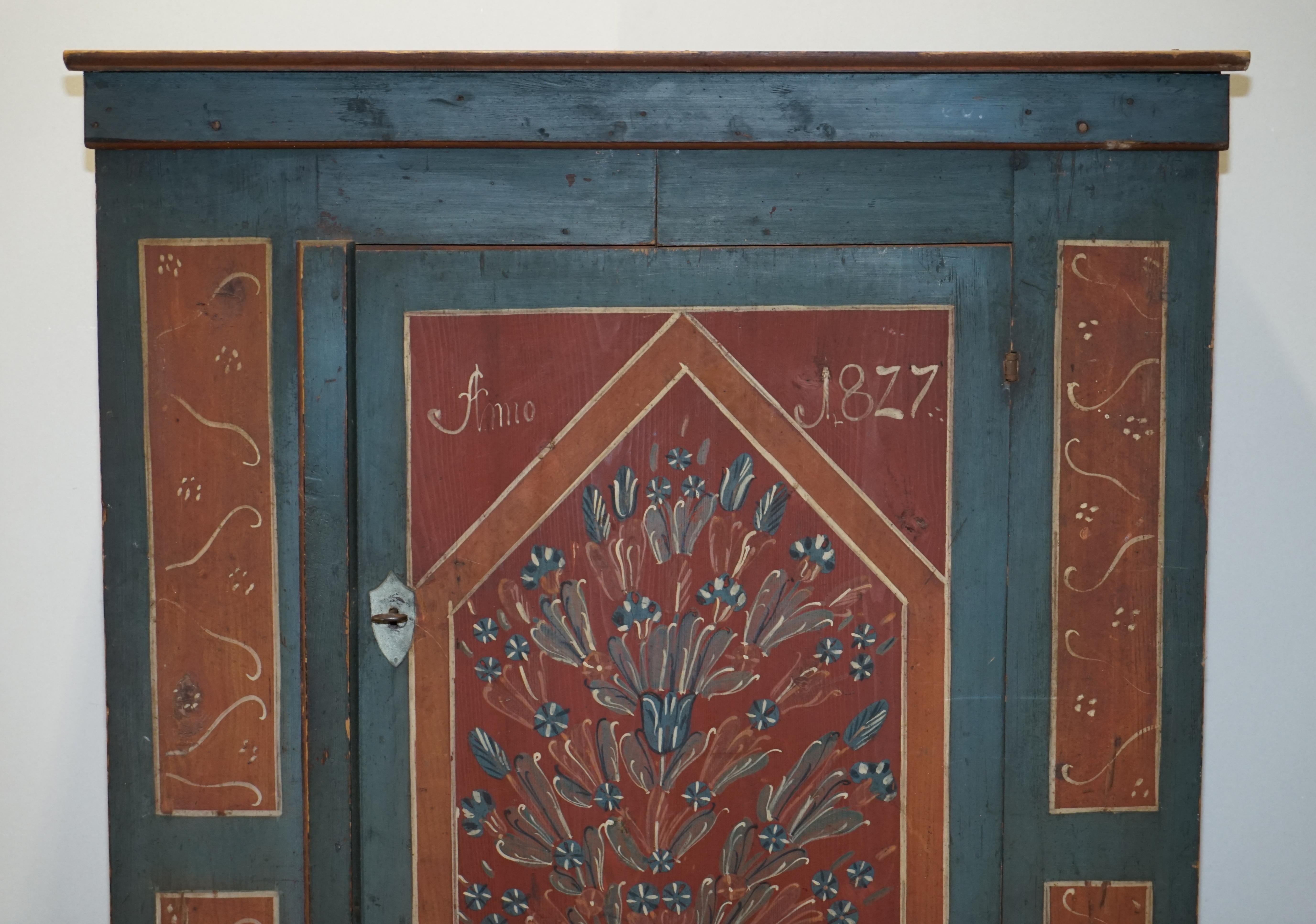 Regency Superbe armoire d'armoire ancienne datée de 1827 et peinte à la main en lin allemand en vente