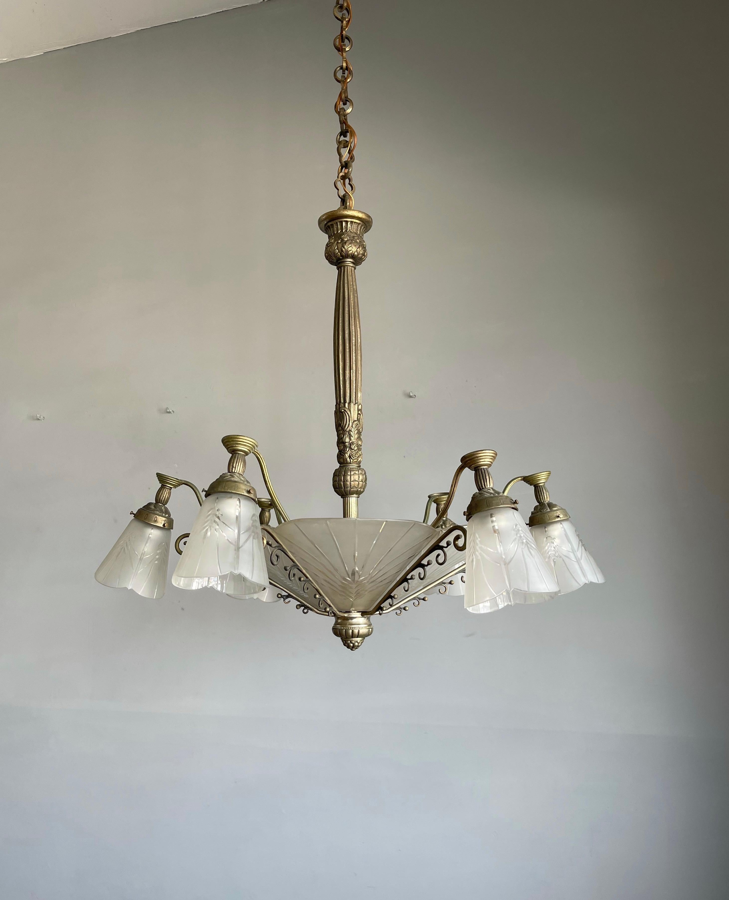 Superbe et rare lustre Art Déco français ancien à neuf lumières en bronze et verre en vente 5