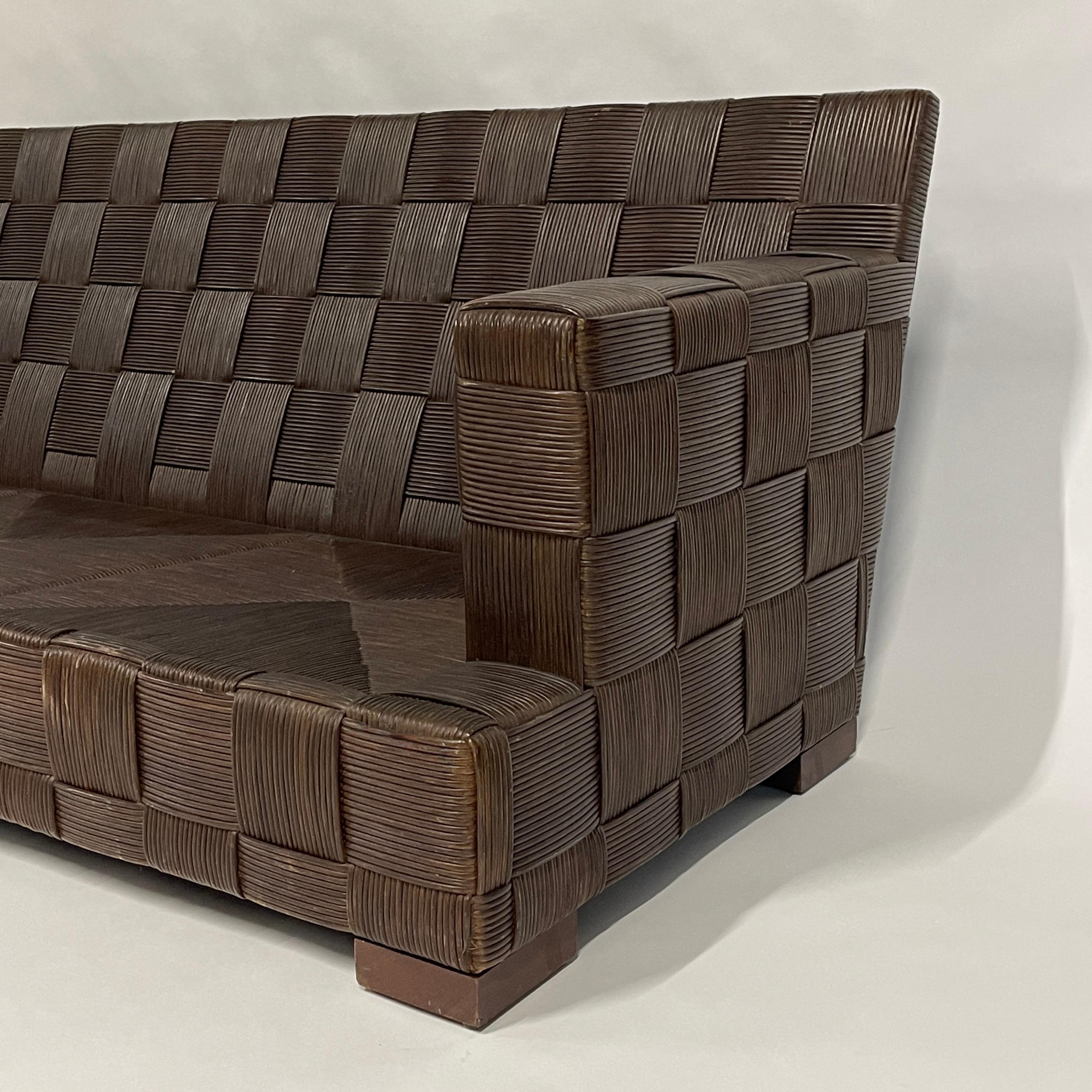Americano Stupendo e raro divano di vimini e mogano John Hutton per Donghia 'Block Island'. in vendita