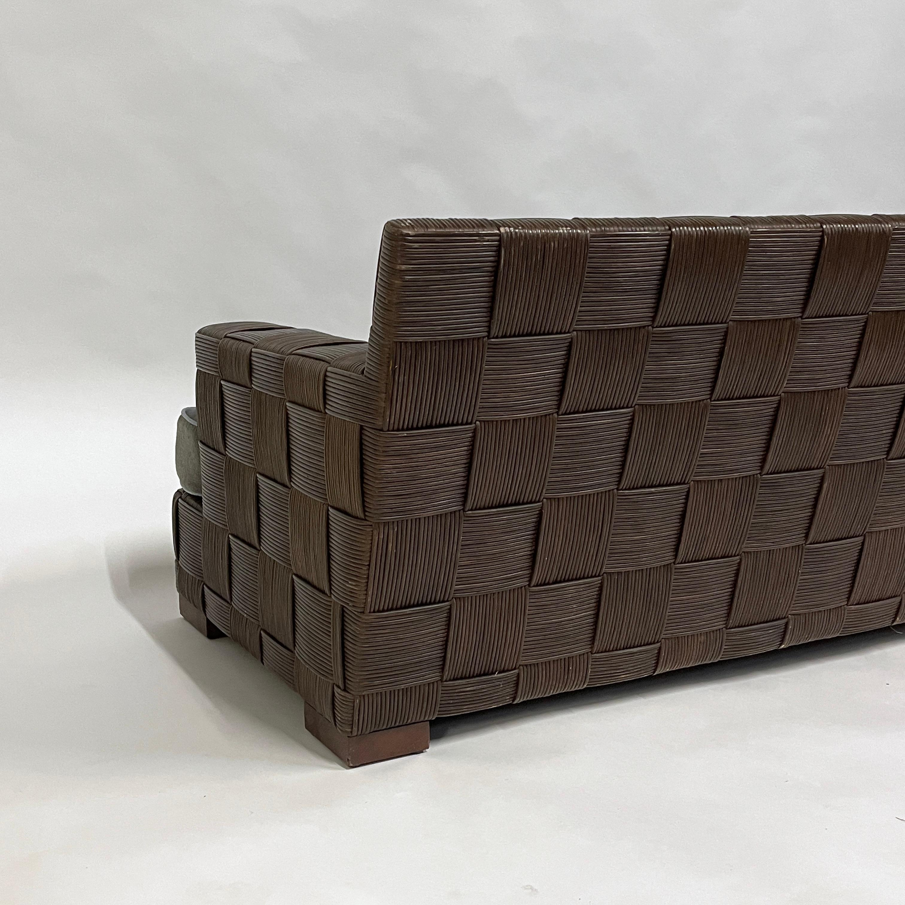 Stupendo e raro divano di vimini e mogano John Hutton per Donghia 'Block Island'. In condizioni buone in vendita a Hudson, NY