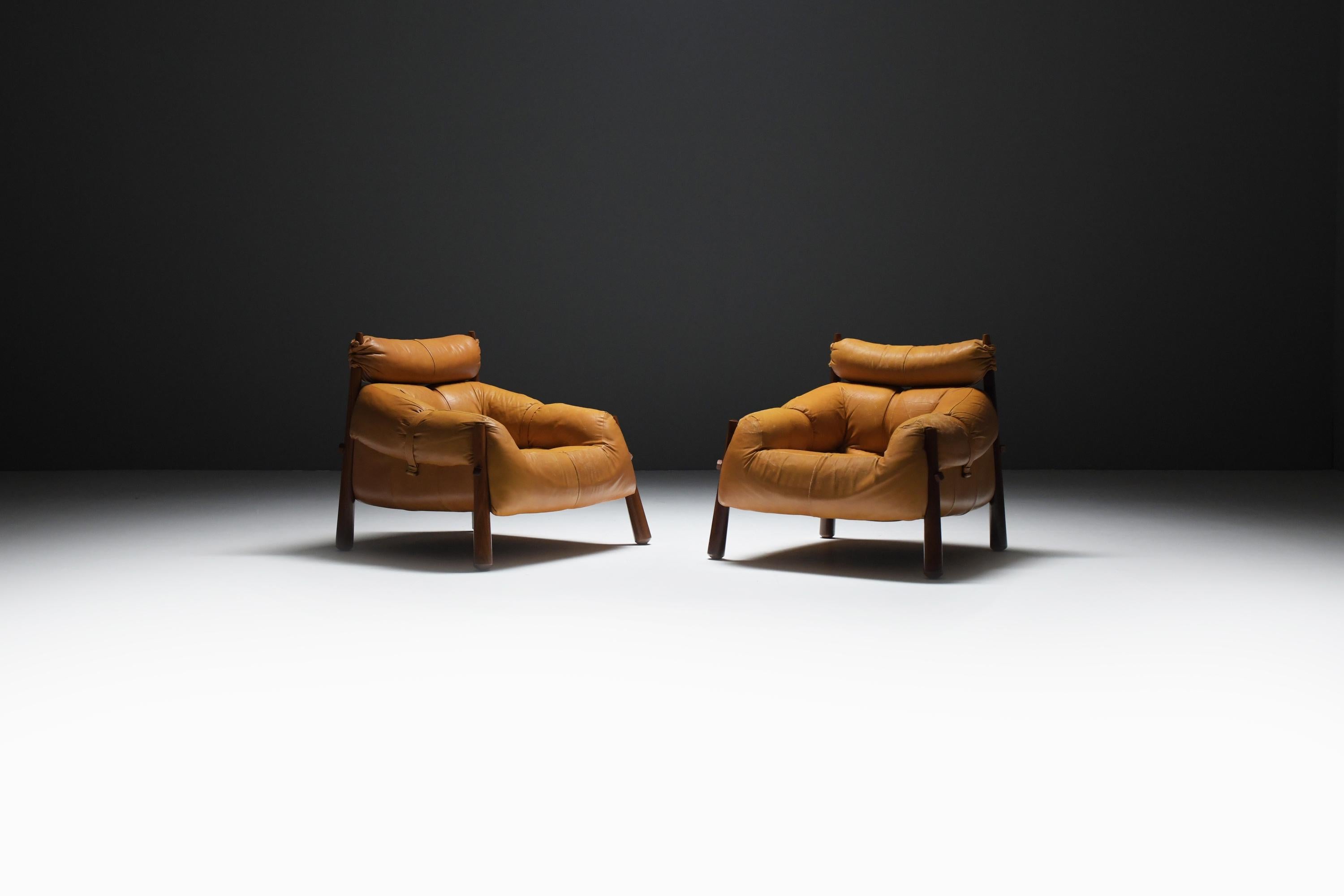 Estas raras tumbonas MP-81 vintage destilan comodidad y sofisticación. El armazón de apoyo te envuelve en un suave abrazo mientras te recuestas y te relajas. Un reposacabezas tubular elevado, distinto del asiento, proporciona un apoyo calmante para