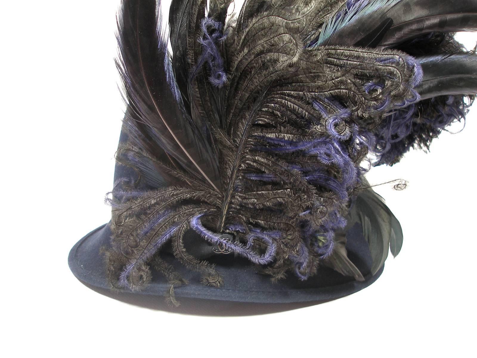 STUNNING Chanel Hat !
CC Logo Rabbit Felt Hat and Feather
Color hat : navy blue / dark blue 
 Feather : blue and black 
Cap dimensions without feathers :  L 27 x H 15 cm 
Dimensions of the hat with feathers :  L 44 X H 35 cm
Size / head
