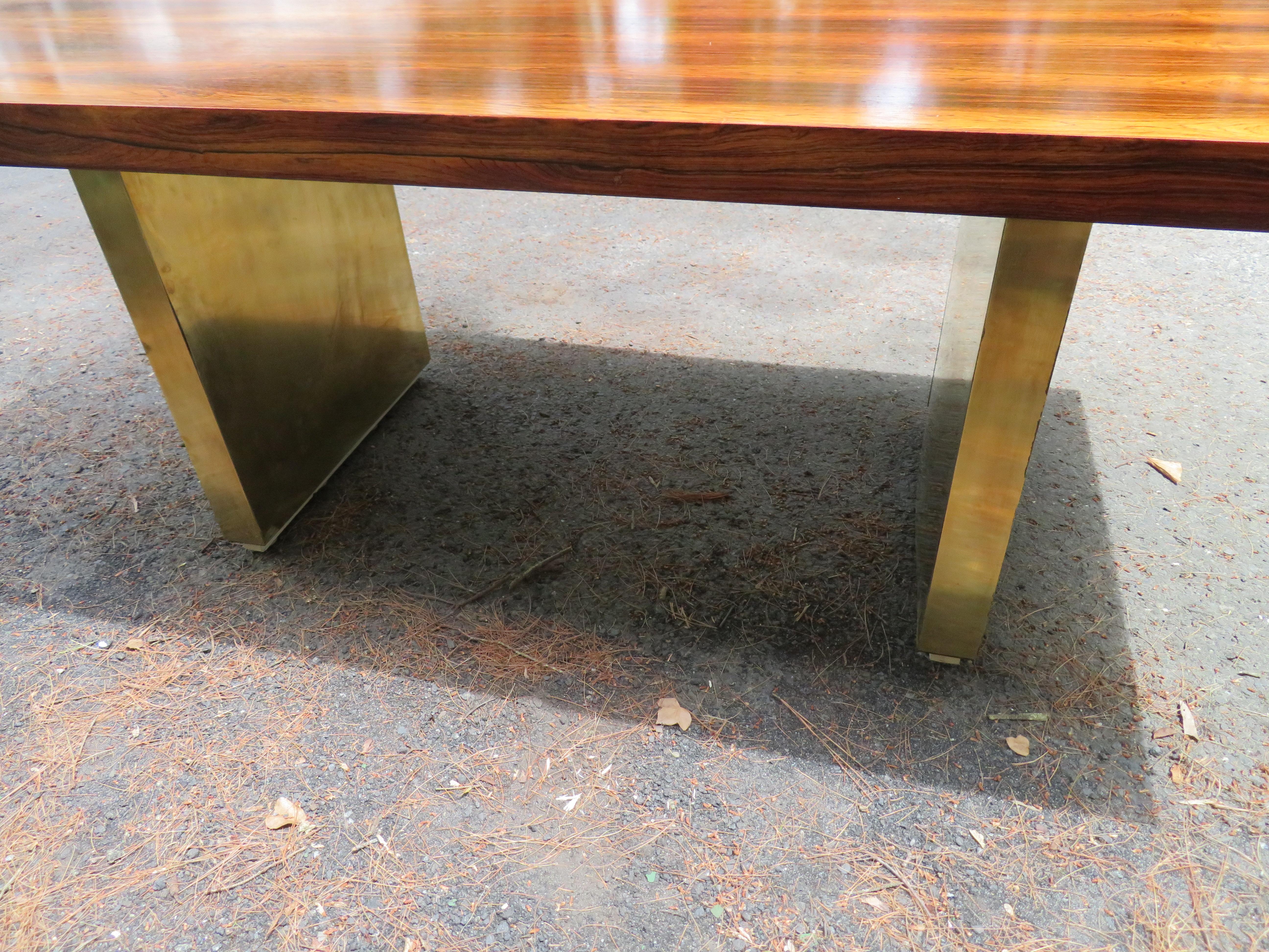 Stupefacente scrivania a piattaforma in palissandro e ottone di Roger Sprunger per Dunbar in vendita 7
