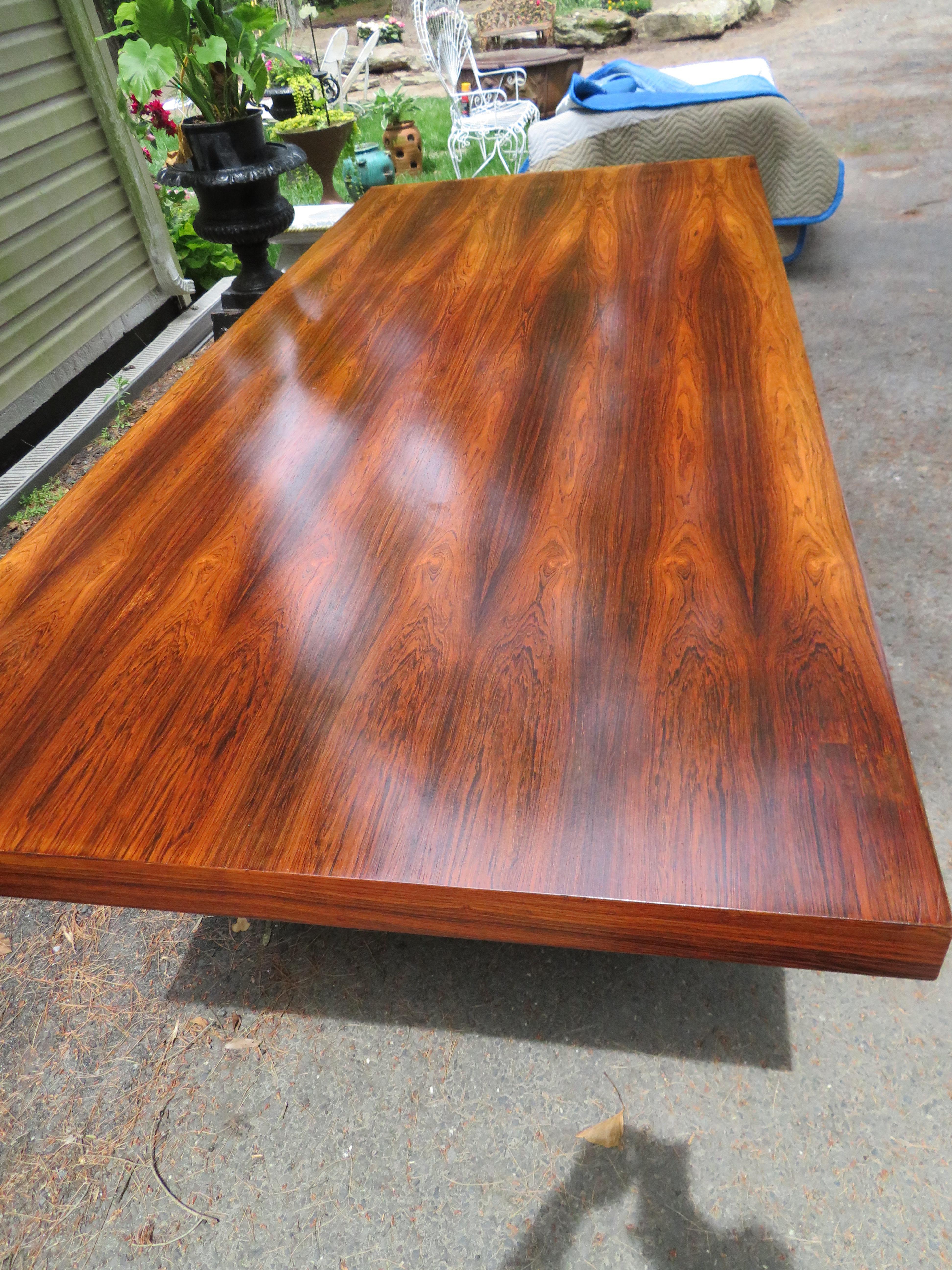 Mid-Century moderno Stupefacente scrivania a piattaforma in palissandro e ottone di Roger Sprunger per Dunbar in vendita