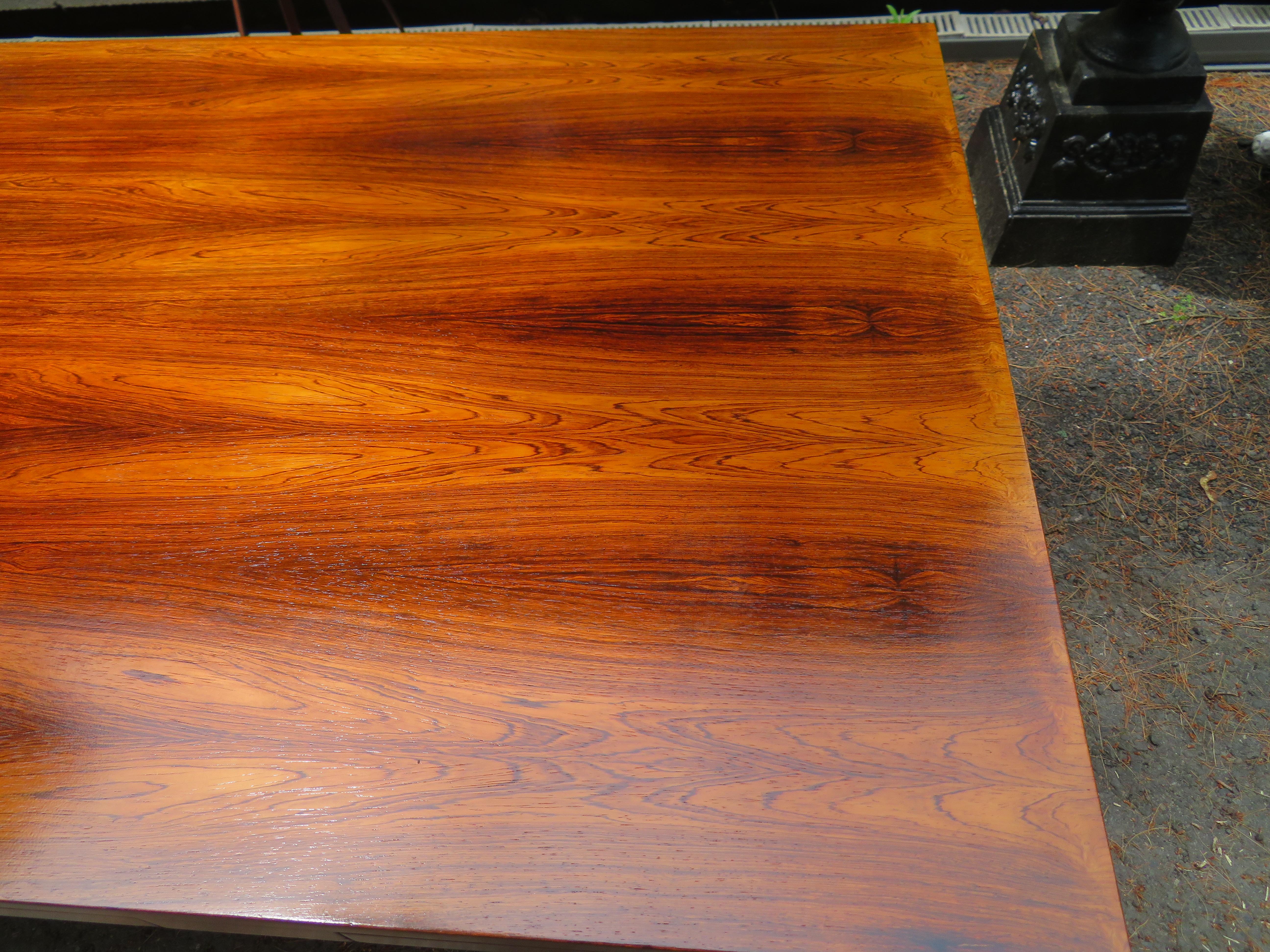Fine XX secolo Stupefacente scrivania a piattaforma in palissandro e ottone di Roger Sprunger per Dunbar in vendita
