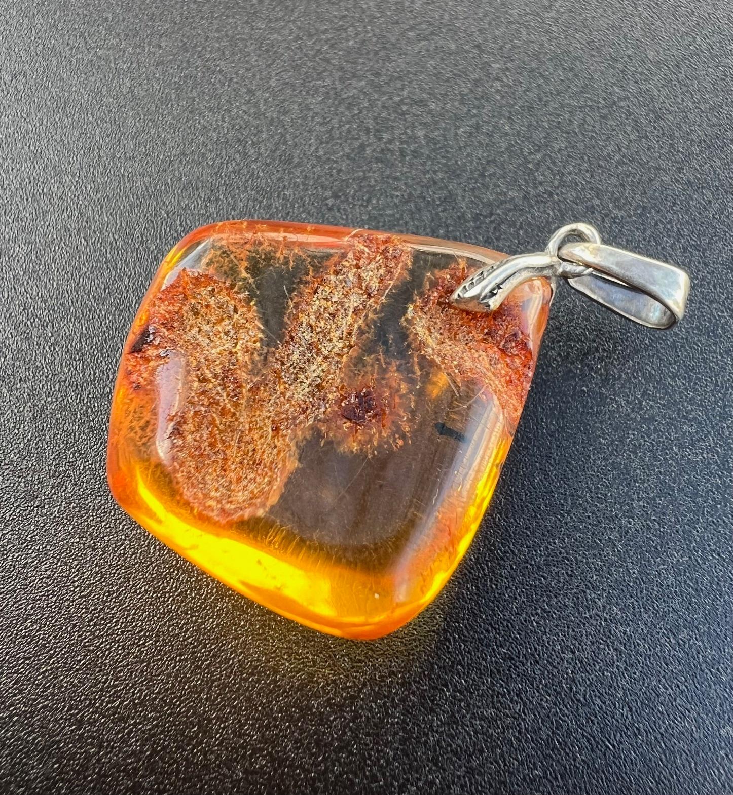 Splendido ciondolo d'argento in ambra baltica traslucida e arancione acceso in vendita 4