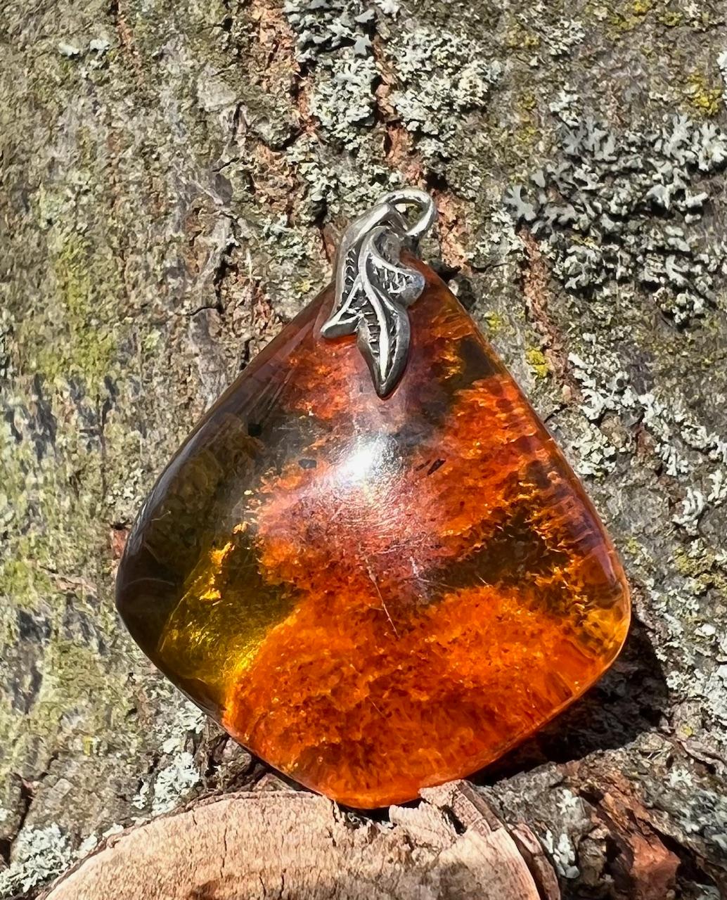 Splendido ciondolo d'argento in ambra baltica traslucida e arancione acceso in vendita 5