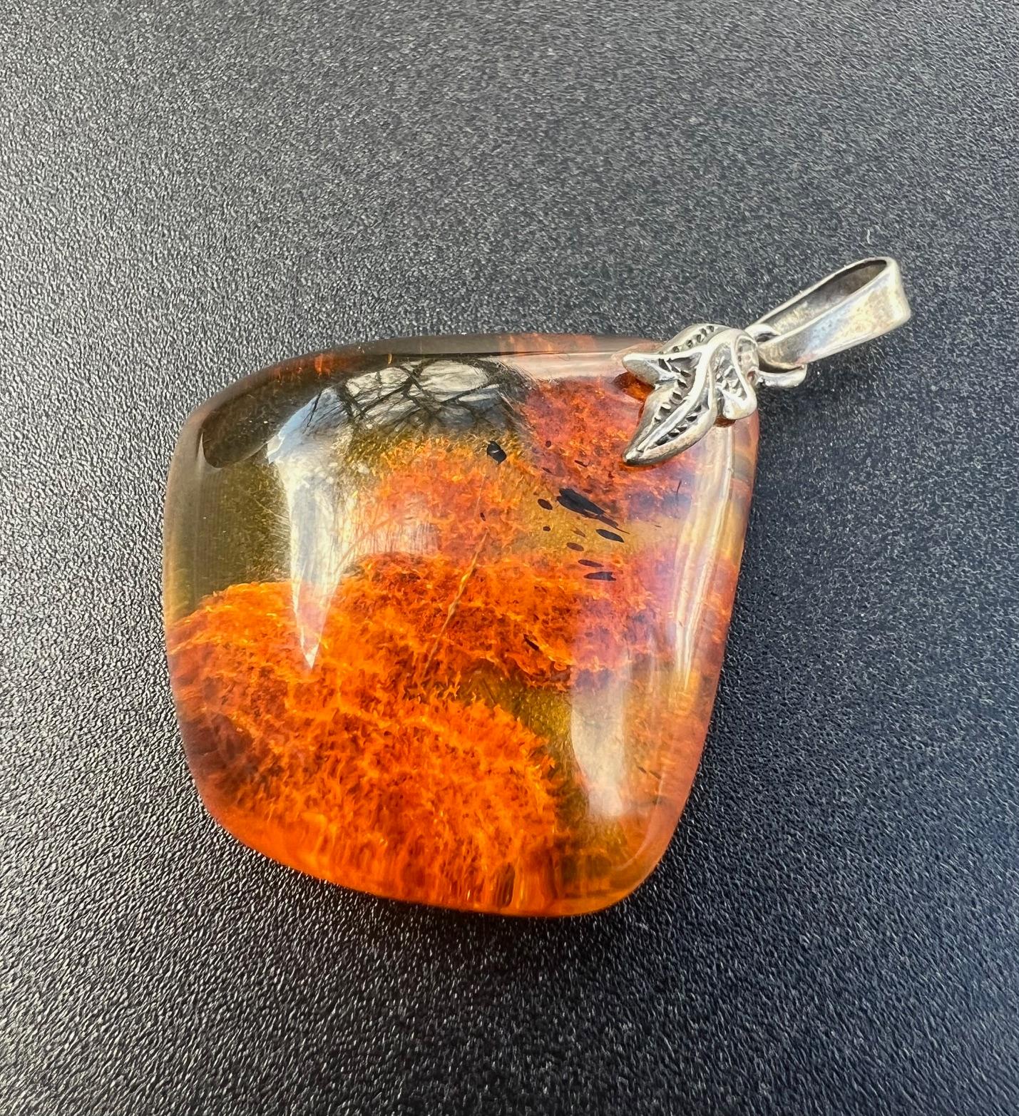 Artigiano Splendido ciondolo d'argento in ambra baltica traslucida e arancione acceso in vendita