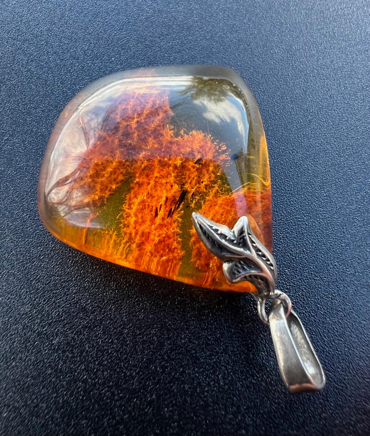 Splendido ciondolo d'argento in ambra baltica traslucida e arancione acceso In condizioni buone in vendita a Boulder, CO