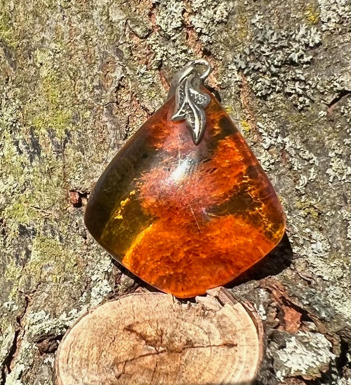 Donna Splendido ciondolo d'argento in ambra baltica traslucida e arancione acceso in vendita