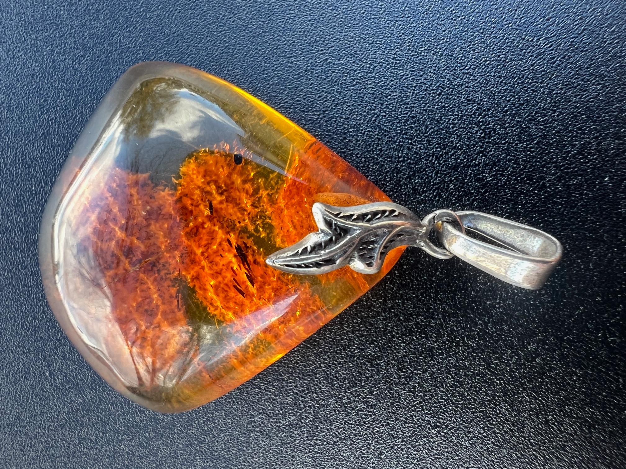 Splendido ciondolo d'argento in ambra baltica traslucida e arancione acceso in vendita 1