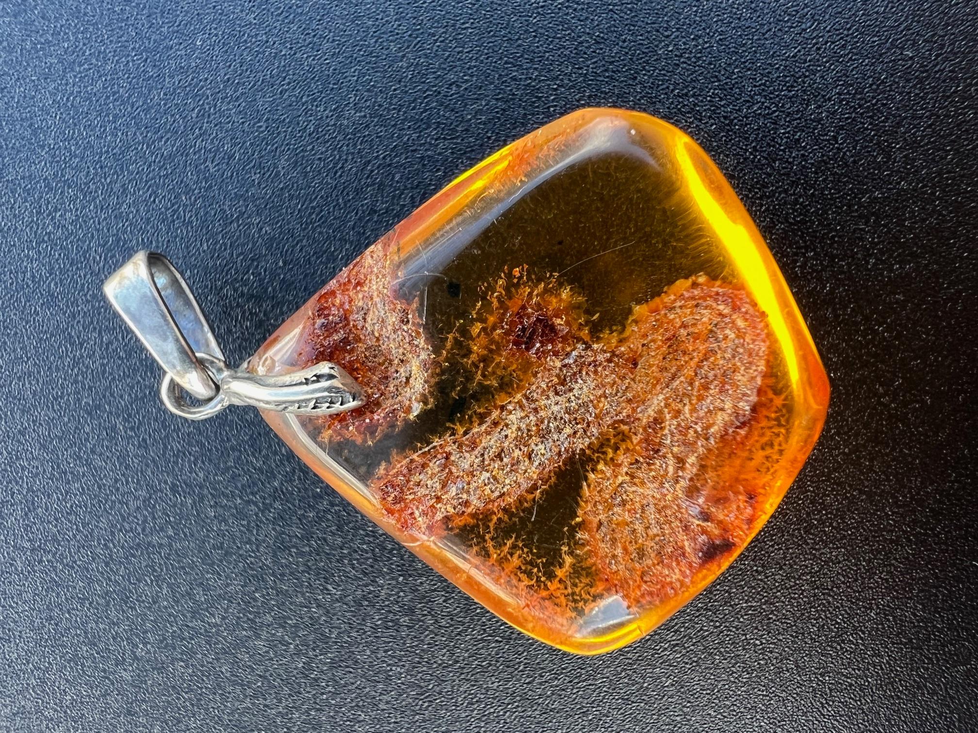 Splendido ciondolo d'argento in ambra baltica traslucida e arancione acceso in vendita 2