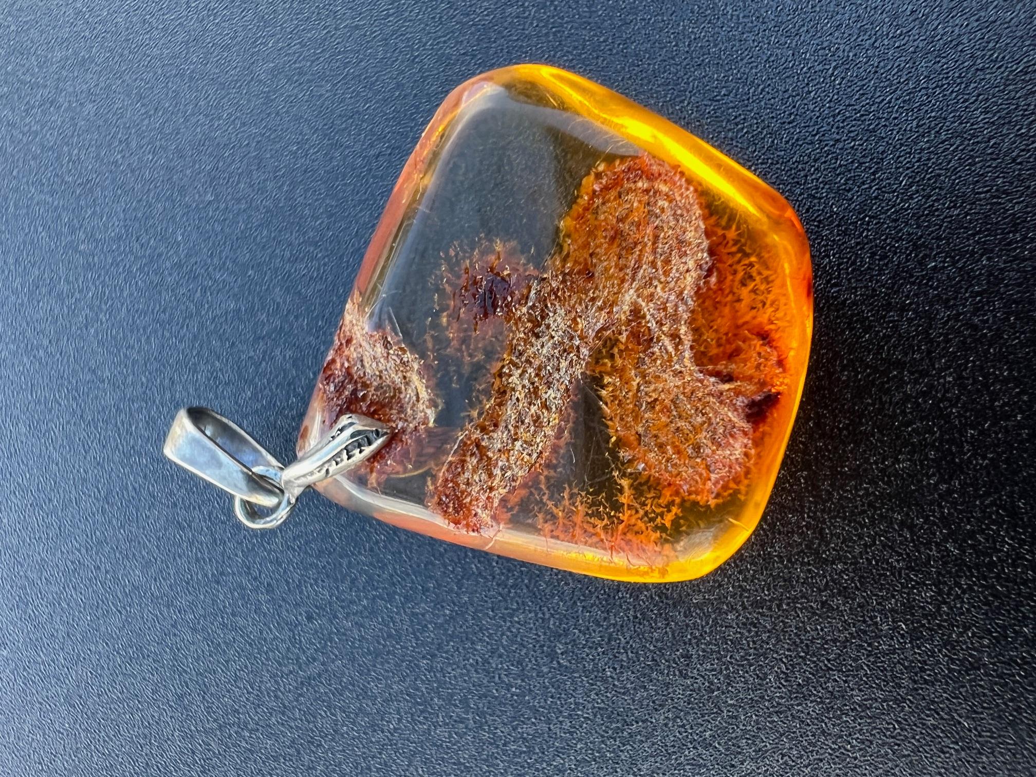 Splendido ciondolo d'argento in ambra baltica traslucida e arancione acceso in vendita 3