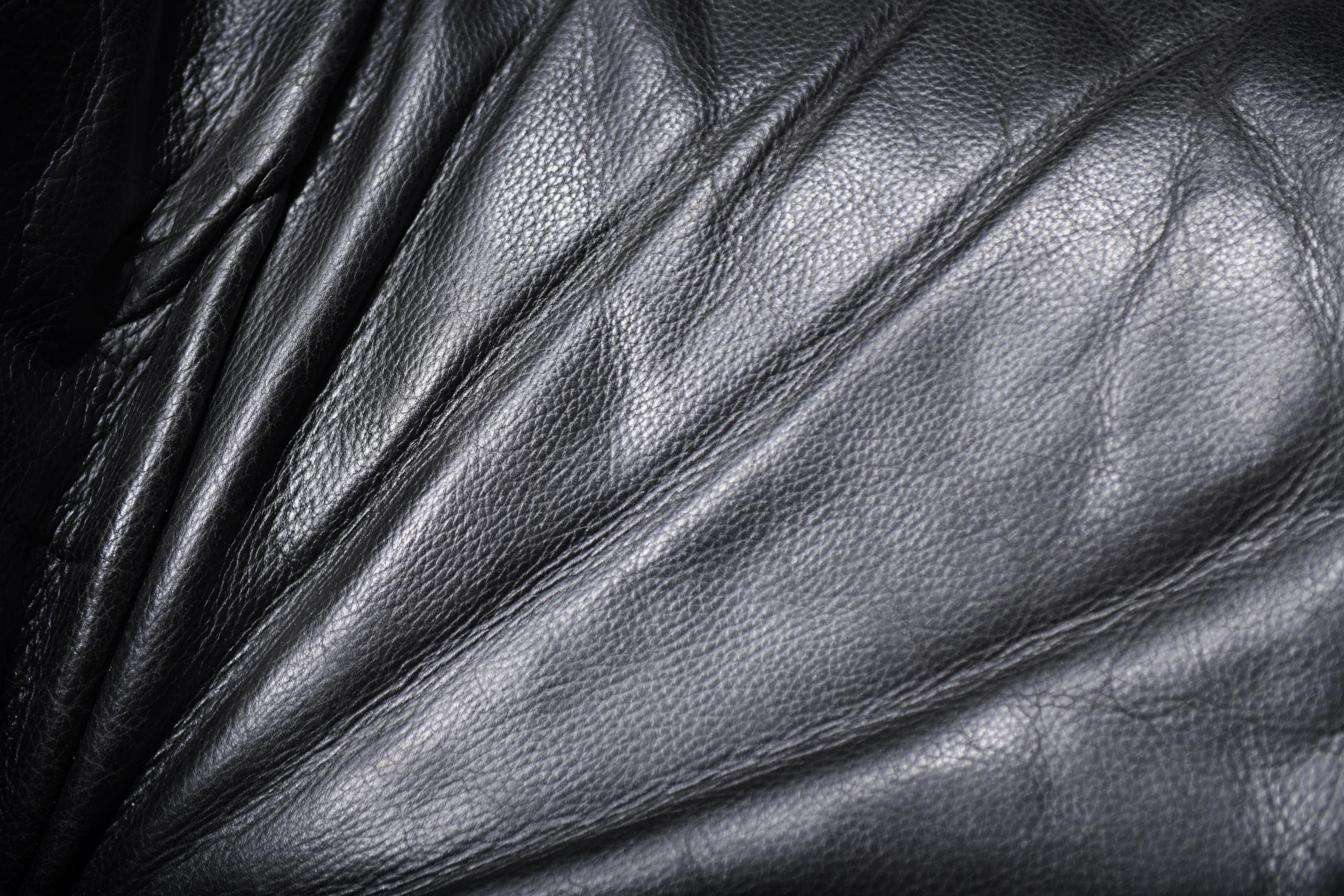Stunning & rare vintage YOKO sofa in black leather by Michel Ducaroy Ligne Roset 2