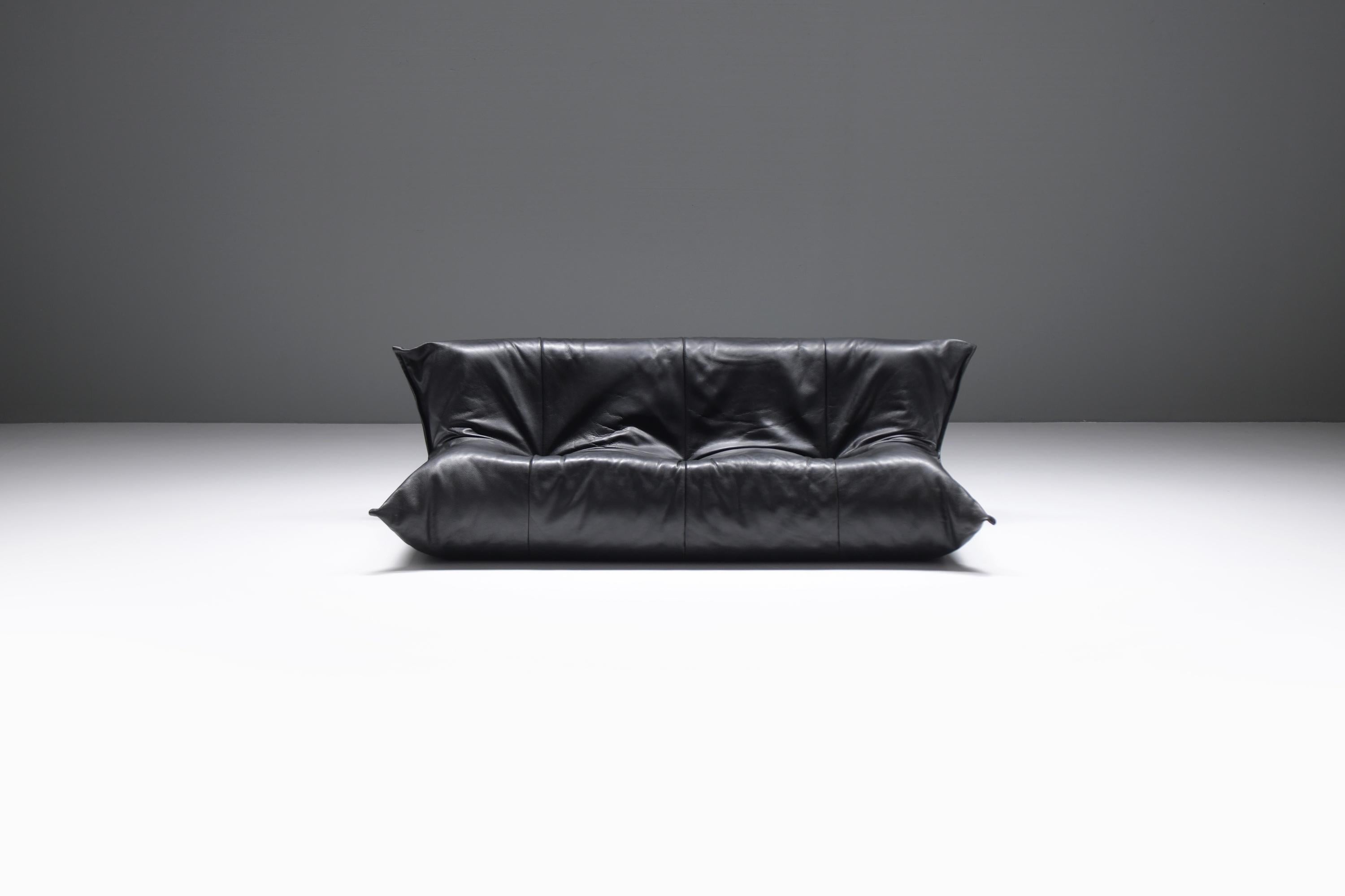 Collectors item!!

Exceptional YOKO 3-seater in its original thick black leather. 
The YOKO was designed by Michel Ducaroy.  He also designed the famous TOGO.

In the world of furniture design, few pieces have achieved the iconic status of the Togo.
