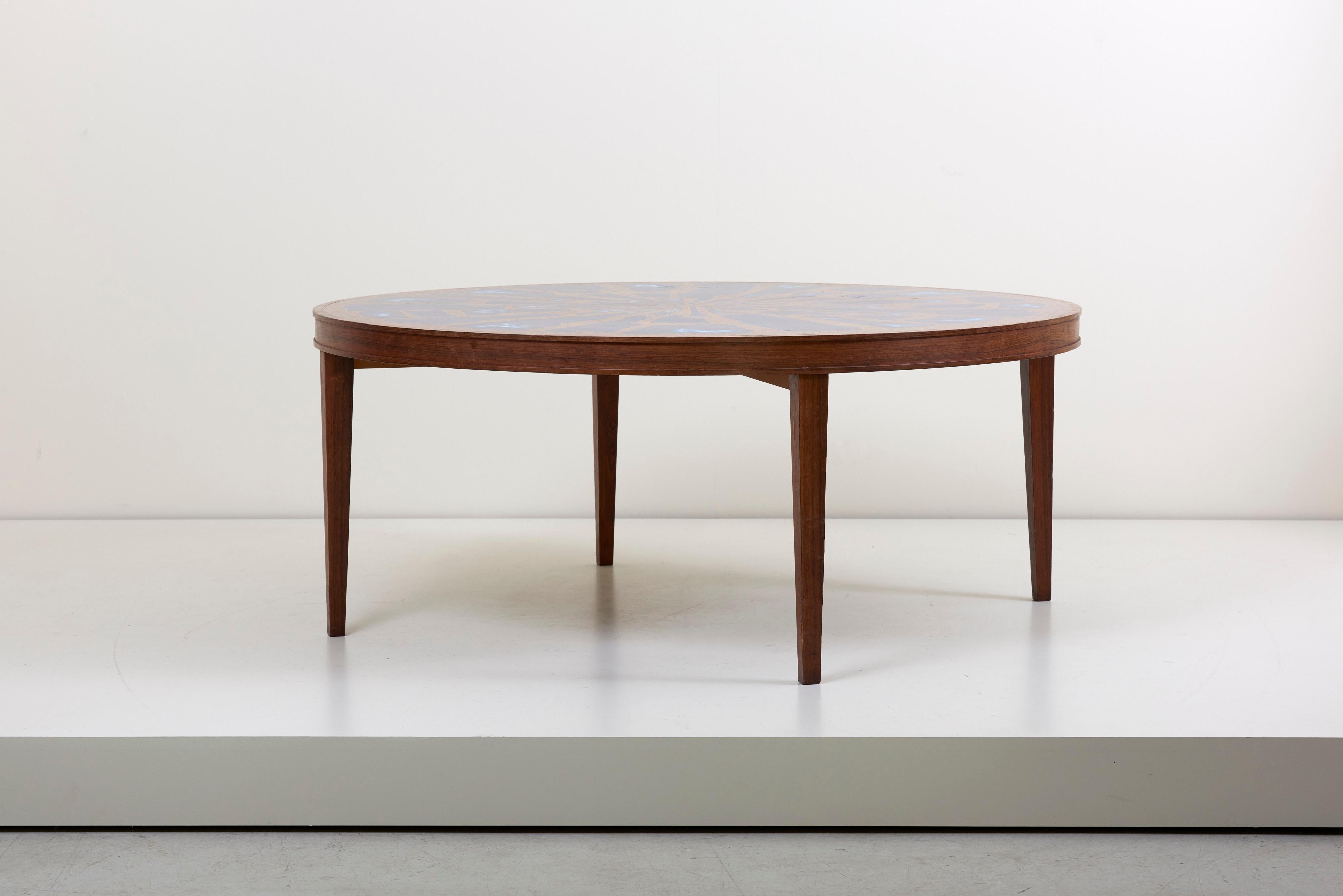Table basse en bois ultra rare avec un superbe plateau en cuivre et émail. La table basse a une taille impressionnante et est fabriquée en très haute qualité.