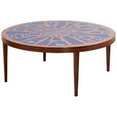 Superbe table basse rare avec plateau de style cuivre et émail