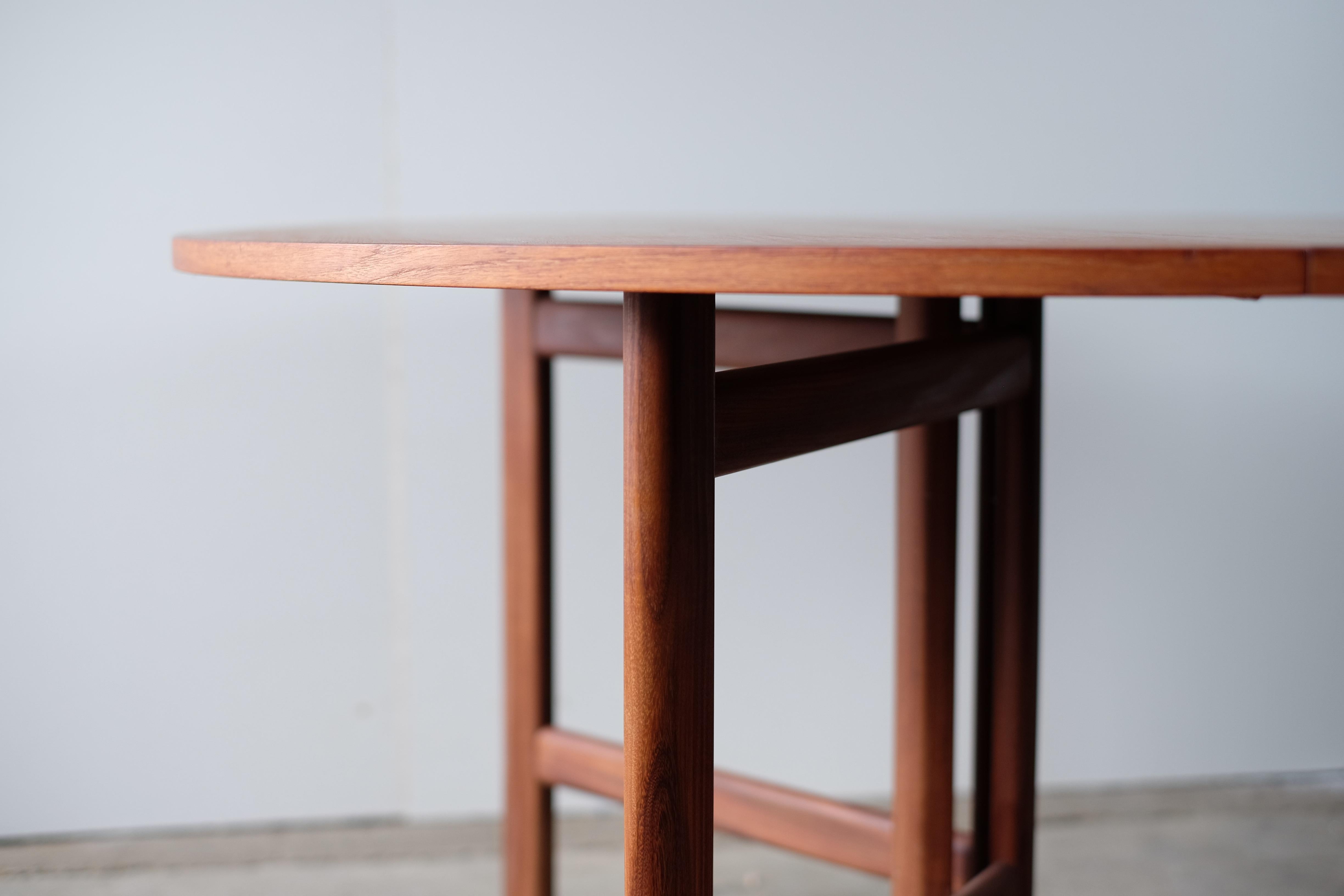 Mid-Century Modern Stunning Rarely Seen Dining Table in Teak, Danish Design For Sale