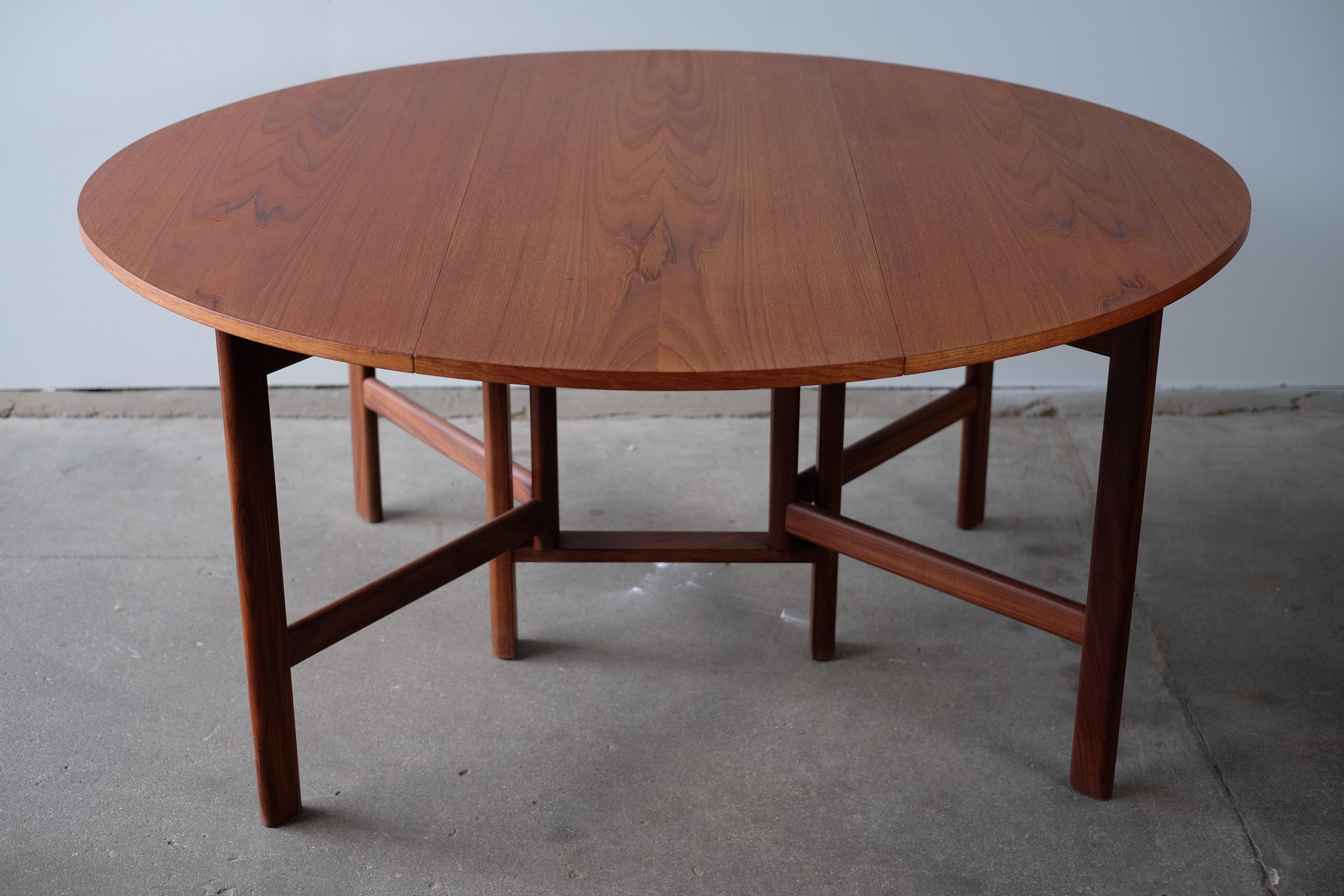 Stunning Rarely Seen Dining Table in Teak, Danish Design In Good Condition For Sale In Middelfart, Fyn