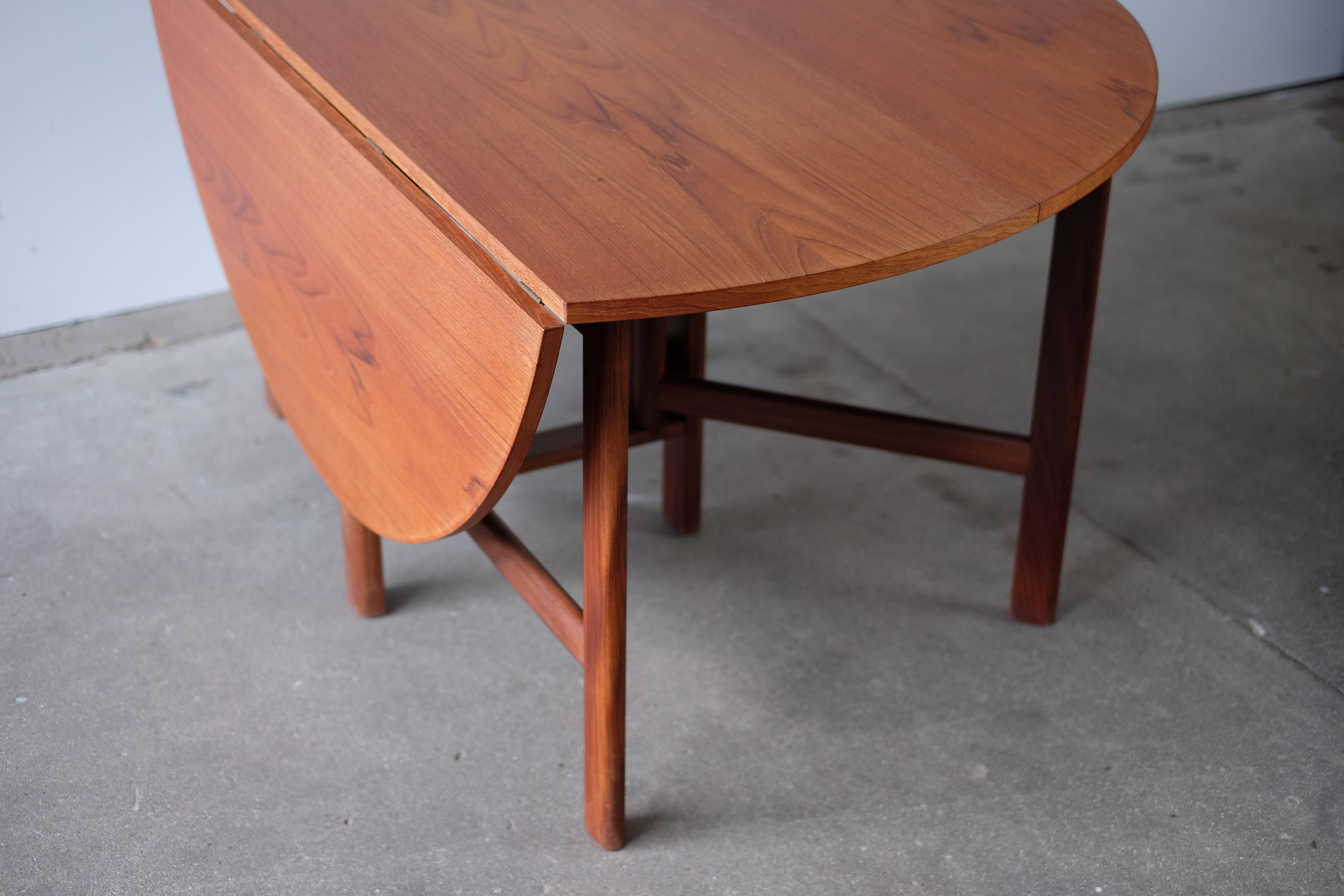 Mid-20th Century Stunning Rarely Seen Dining Table in Teak, Danish Design For Sale