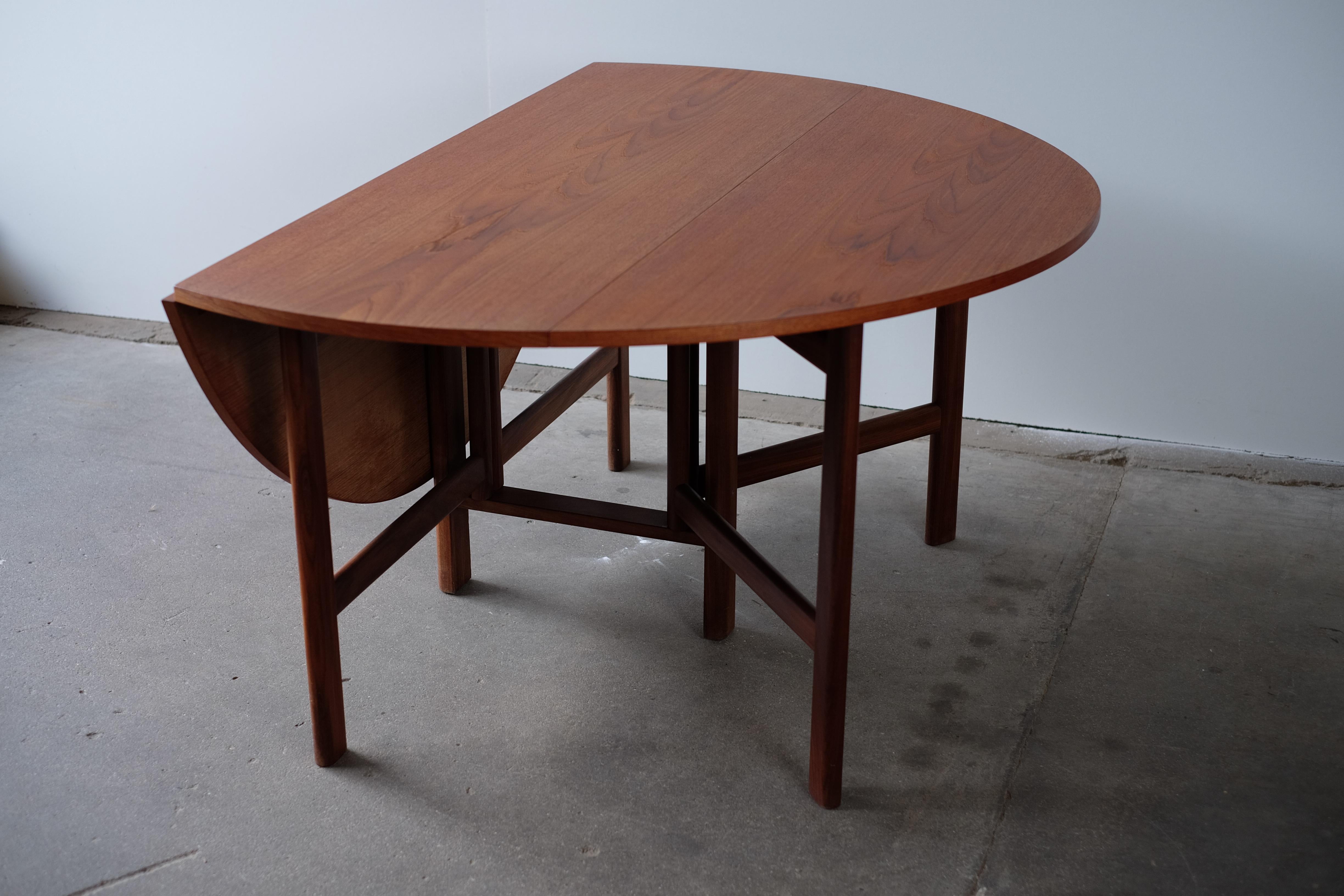 Stunning Rarely Seen Dining Table in Teak, Danish Design For Sale 1