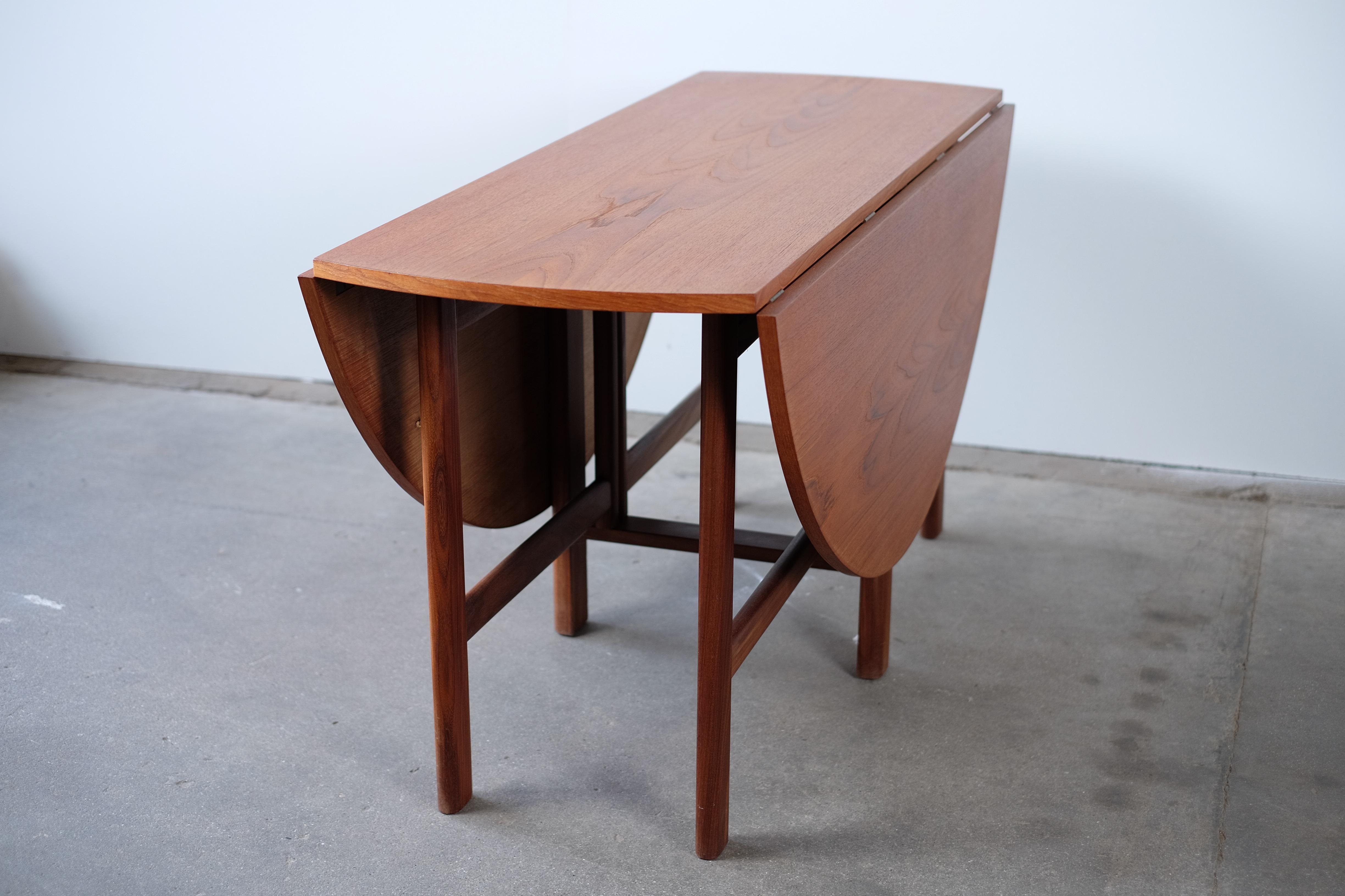 Stunning Rarely Seen Dining Table in Teak, Danish Design For Sale 3