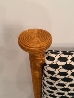 Atemberaubender italienischer Vintage-Rattanstuhl, bezogen mit Fornasetti-Stoff