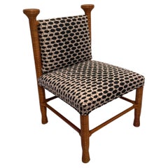 Atemberaubender italienischer Vintage-Rattanstuhl, bezogen mit Fornasetti-Stoff