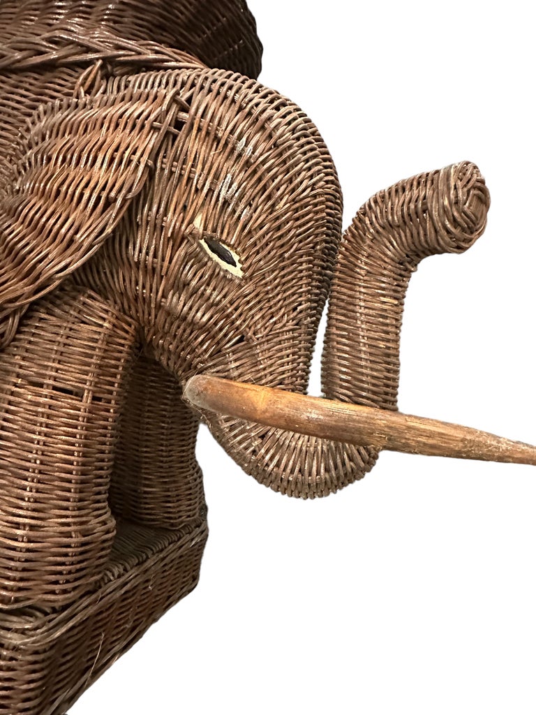 Table D'Appoint Éléphant En Rotin Vintage 1960