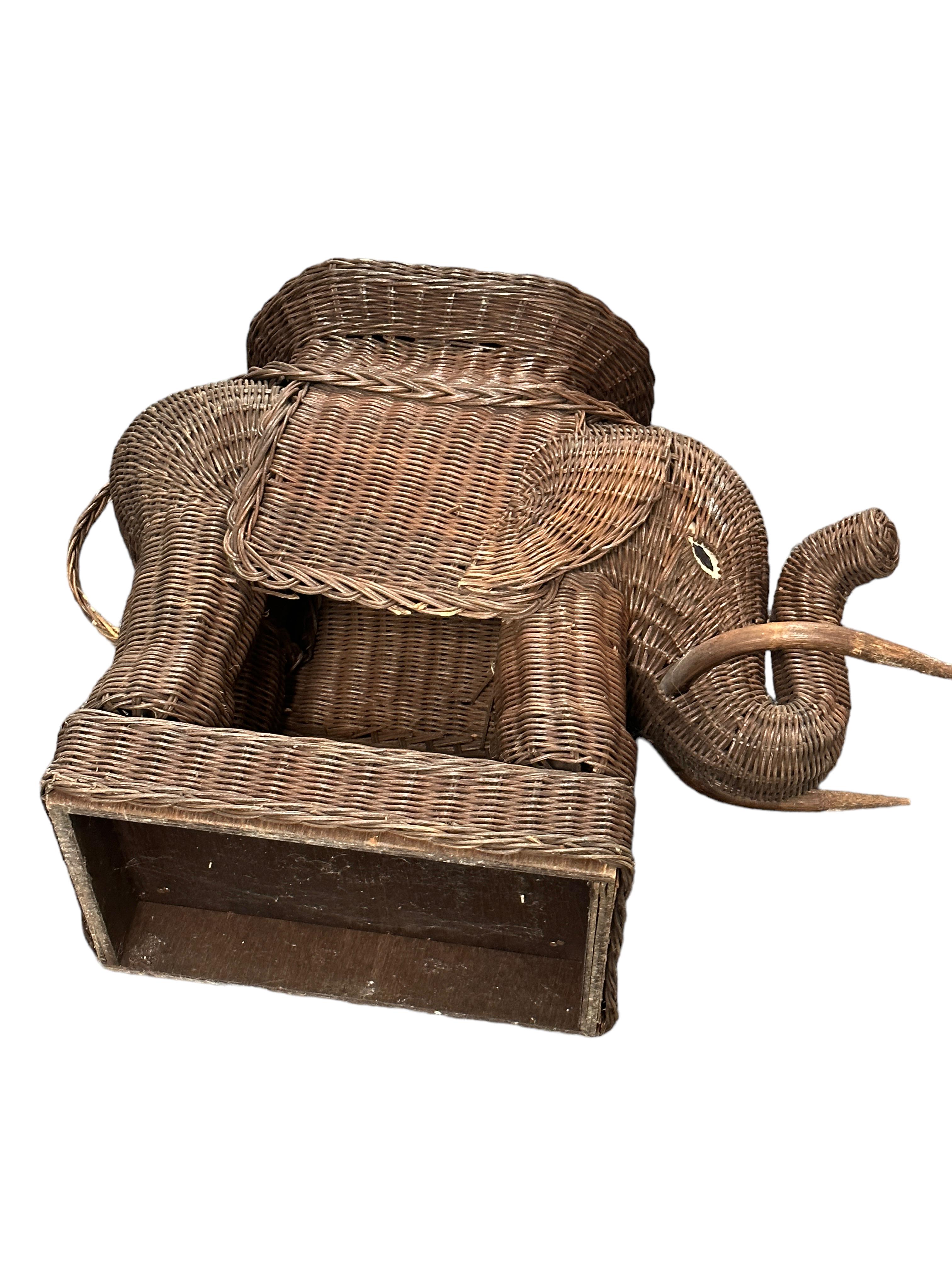 Atemberaubender Rattan-Elefanten-Beistelltisch aus Korbweide mit Tablett, Frankreich, 1960er Jahre im Angebot 9