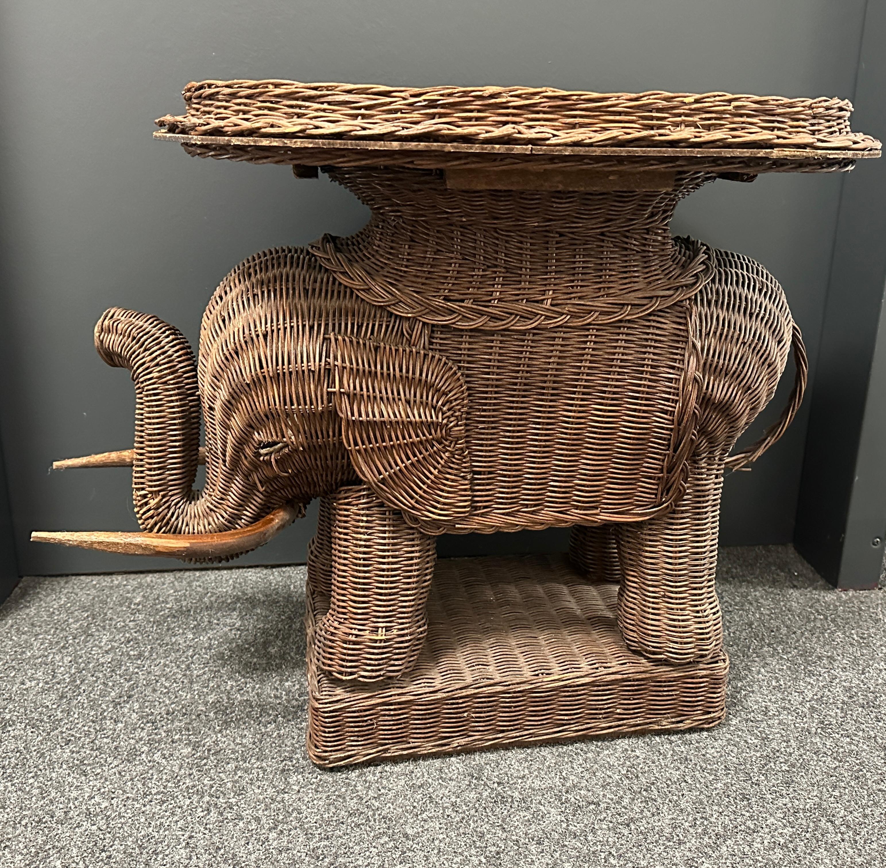 Stupendo tavolino Elefante in vimini di rattan con vassoio, Francia, anni '60 in vendita 7