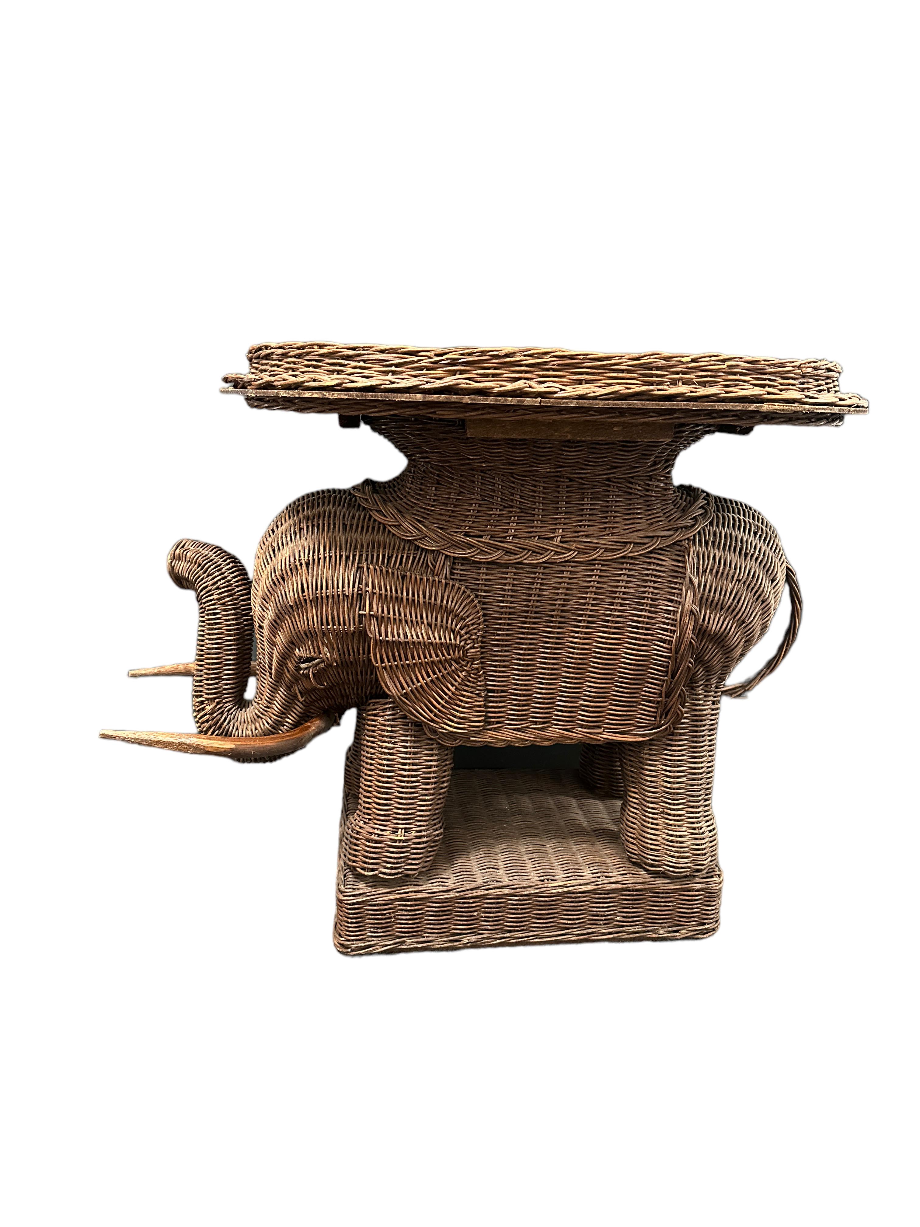 Elefantenförmiger End- oder Beistelltisch aus der Mitte des 20. Jahrhunderts aus handgeflochtenem Rattan mit Holzstoßzähnen. Eine schöne Ergänzung für Ihr Haus, Ihre Terrasse oder Ihren Garten. Dies ist in gebrauchtem Zustand, mit Anzeichen von