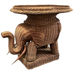 Superbe table d'appoint éléphant en rotin et osier avec plateau:: France:: années 60