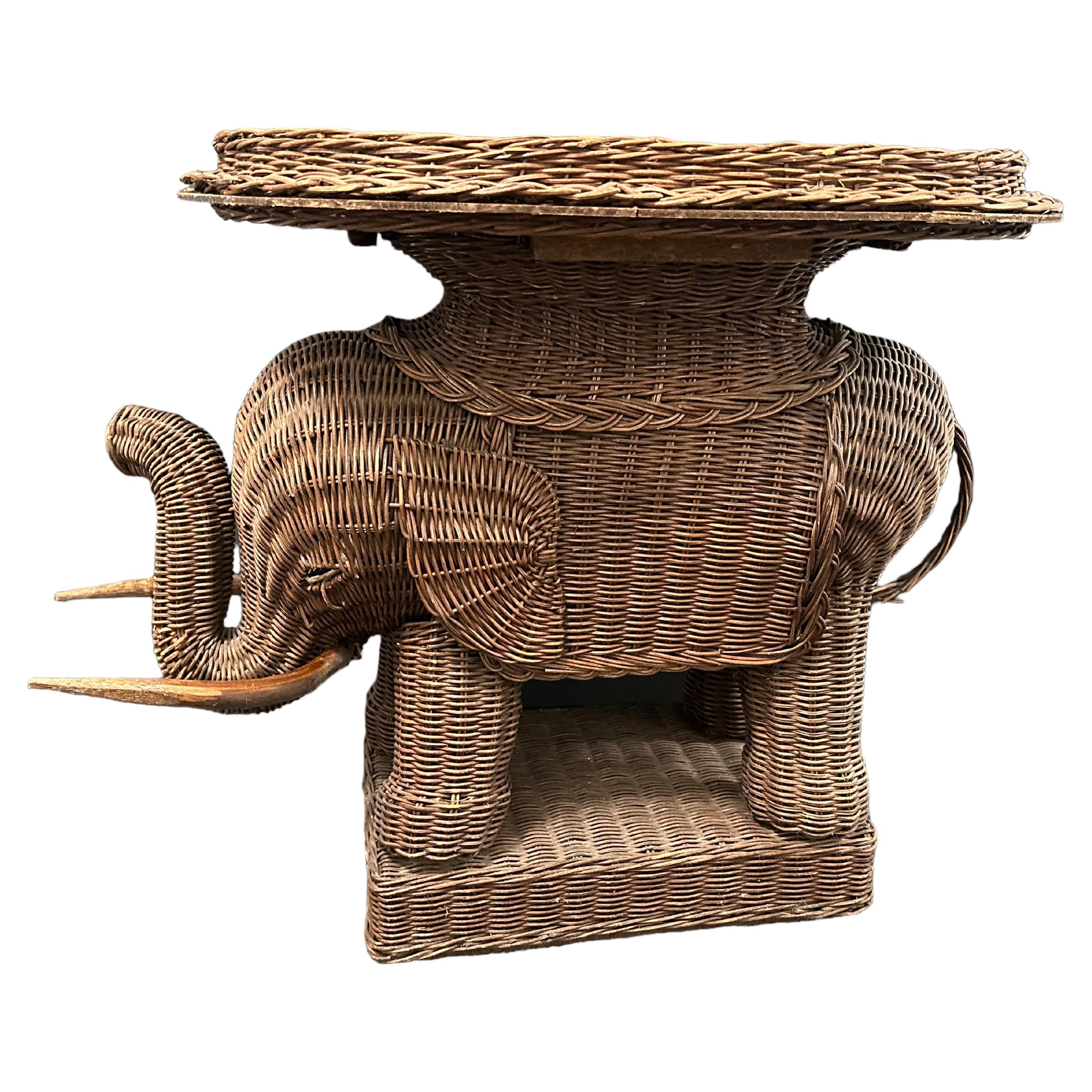Atemberaubender Rattan-Elefanten-Beistelltisch aus Korbweide mit Tablett, Frankreich, 1960er Jahre im Angebot