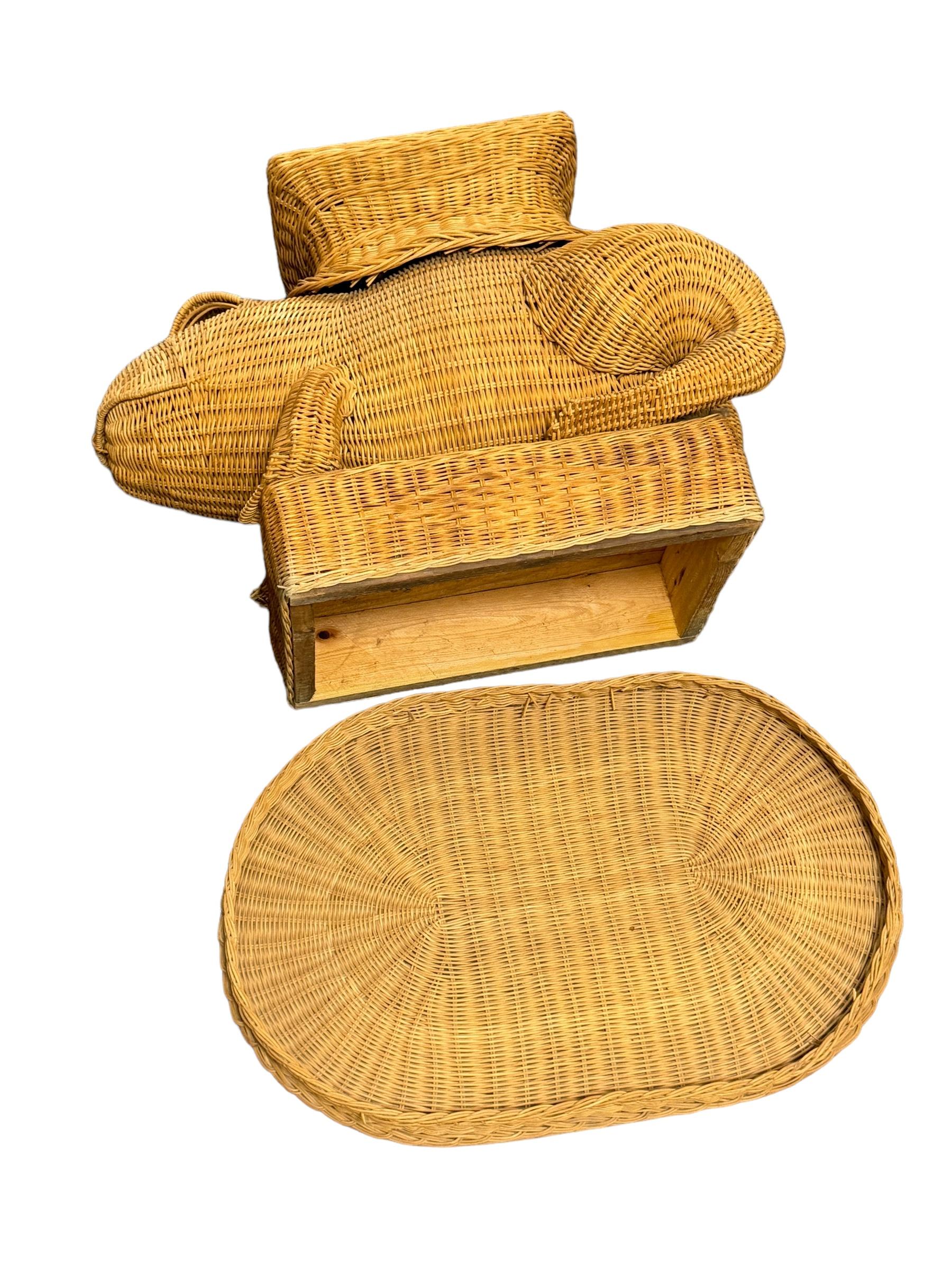 Stunning Rattan Wicker Frog Side Table with Tray, Italy, 1960s 12