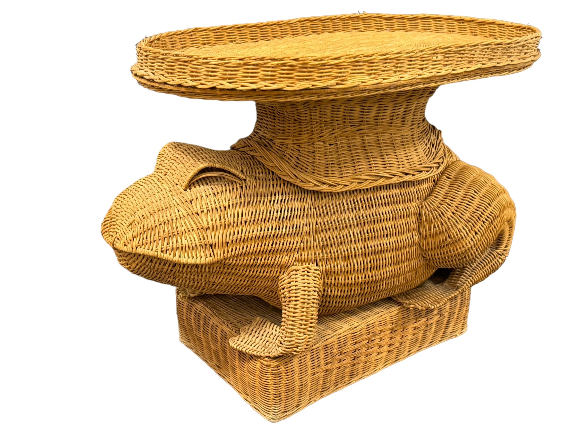 Mid-20th century eye-catching frog-shaped end table or side table, constructed in hand-braided rattan. Comes with the Original tray. Nice addition to your home, patio or garden. This is in used condition, with signs of wear as expected with age and