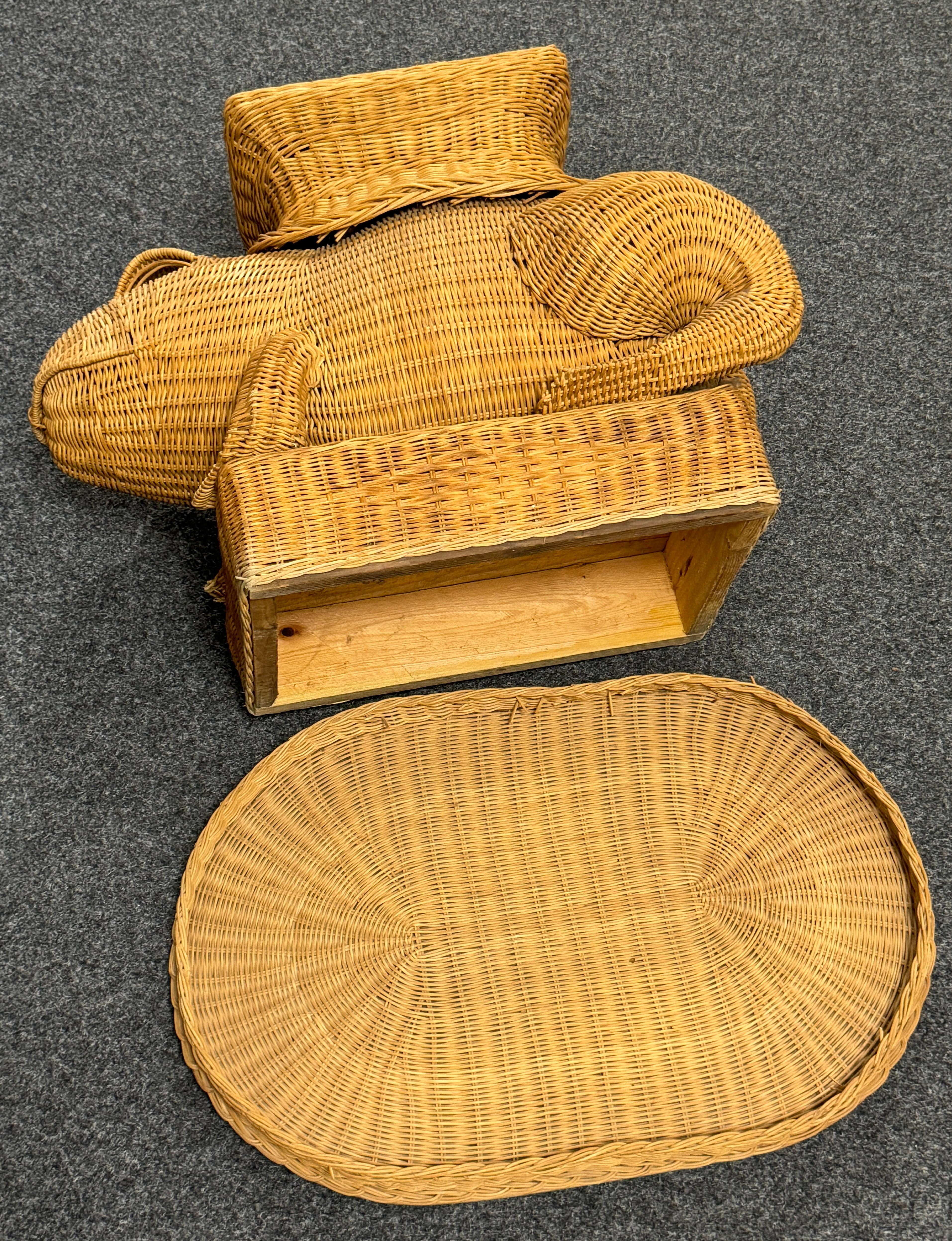 Stunning Rattan Wicker Frog Side Table with Tray, Italy, 1960s 13