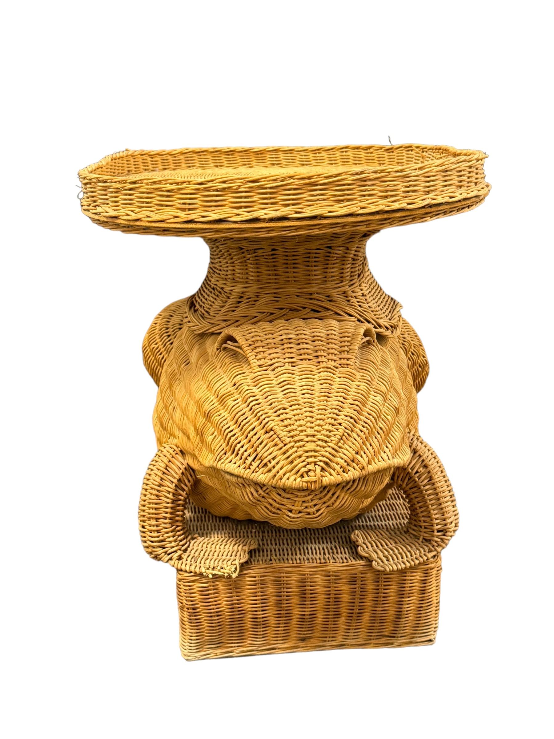 Stunning Rattan Wicker Frog Side Table with Tray, Italy, 1960s In Good Condition In Nuernberg, DE