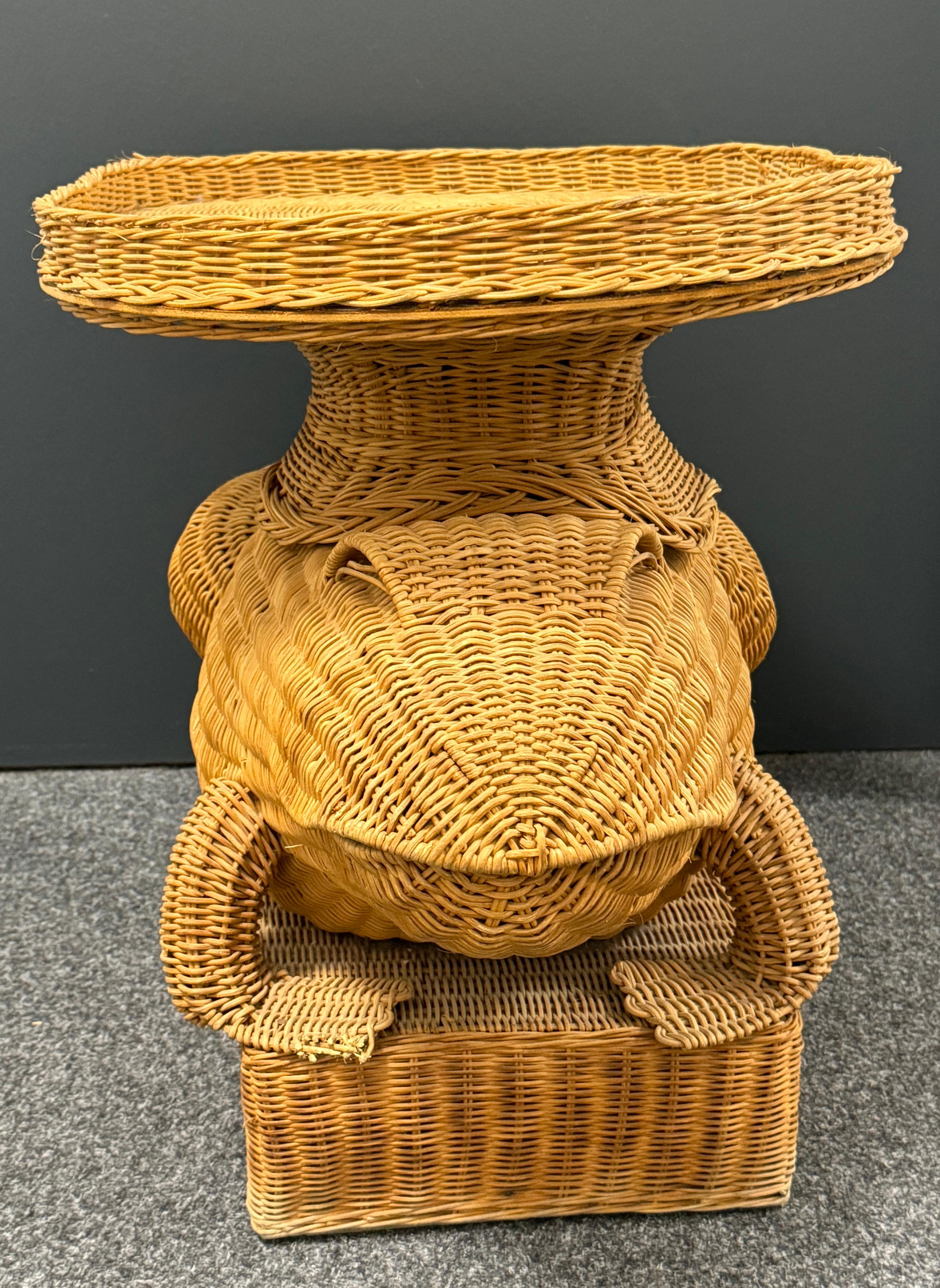 Mid-20th Century Stunning Rattan Wicker Frog Side Table with Tray, Italy, 1960s