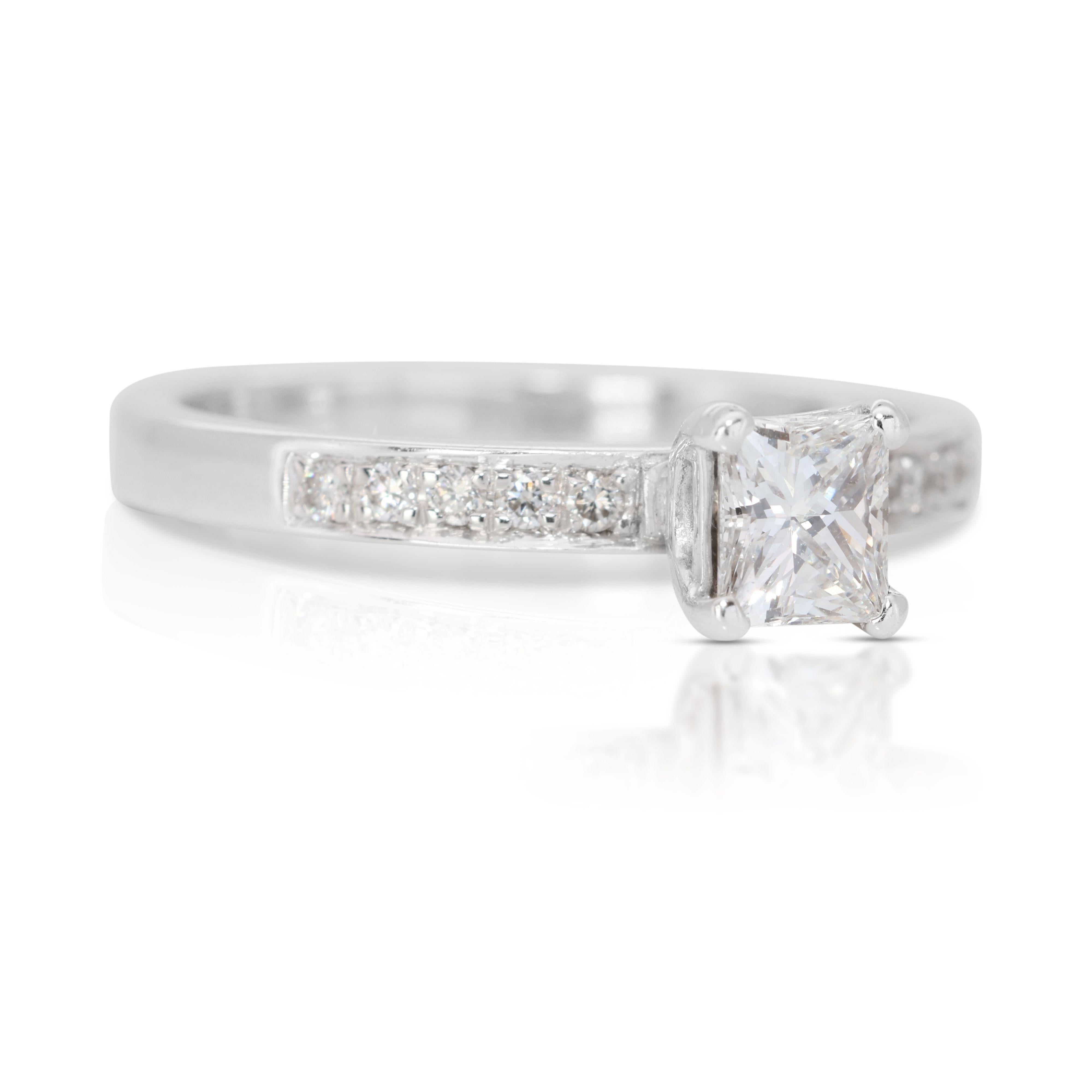 Stunning Rectangular Halo Ring in 14k White Gold In New Condition For Sale In רמת גן, IL