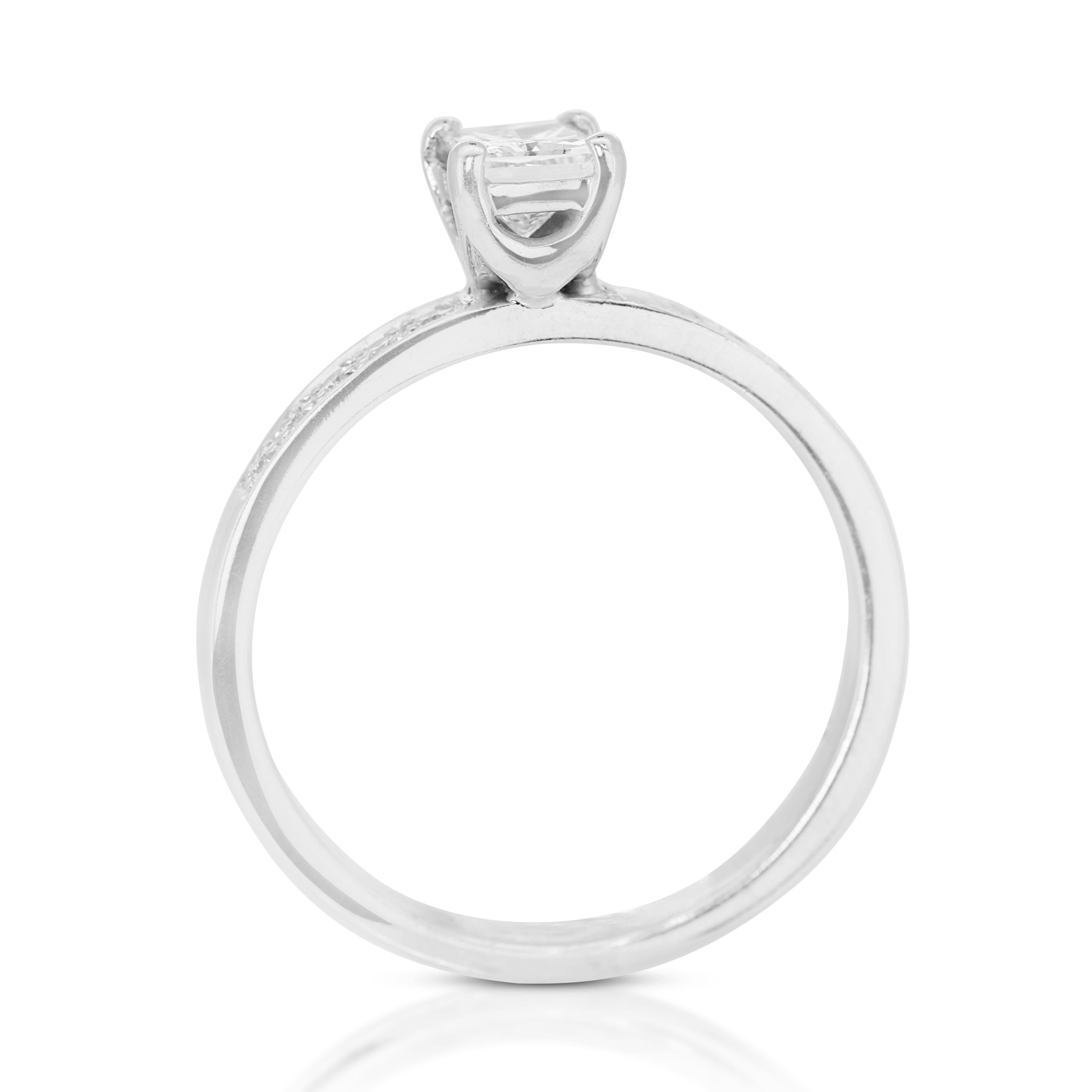 Donna Stupendo anello aureola rettangolare in oro bianco 14 carati in vendita
