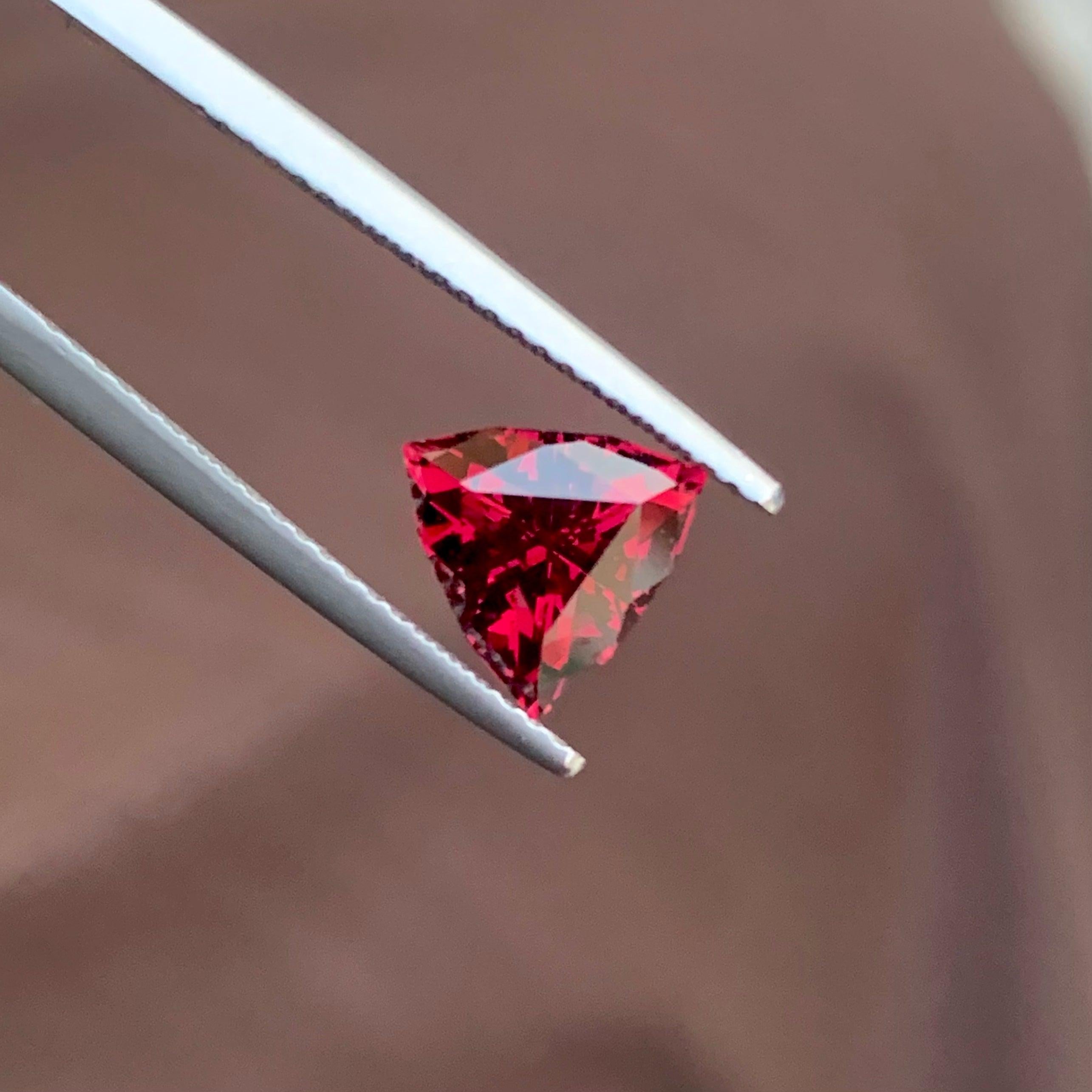 Stunning Red Loose Garnet Gemstone 2.20 Carats Malawi Garnet Loose Gemstone  In New Condition For Sale In Bangkok, TH