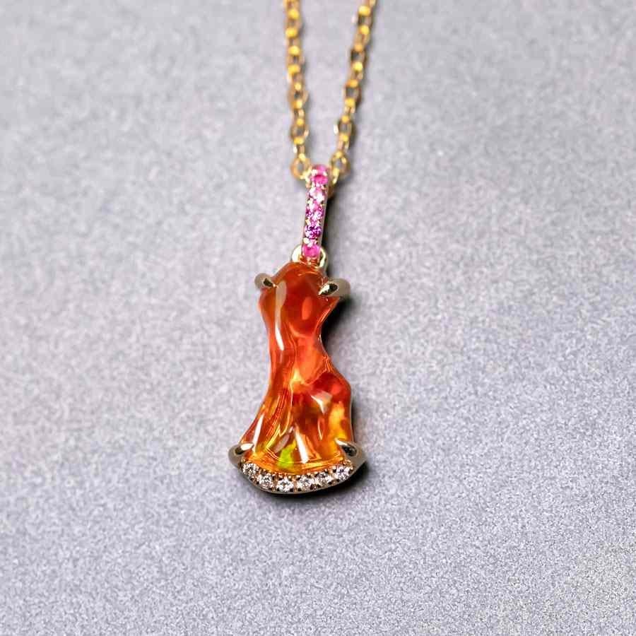 Atemberaubende Red Mexican Fire Opal Diamond Pink Sapphire Anhänger Halskette 18K Gelbgold.

Kostenloser Inlandsversand mit USPS First Class! Kostenlose Geschenktüte oder -box zu jeder Bestellung!

Der Opal, die Königin der Edelsteine, ist einer der