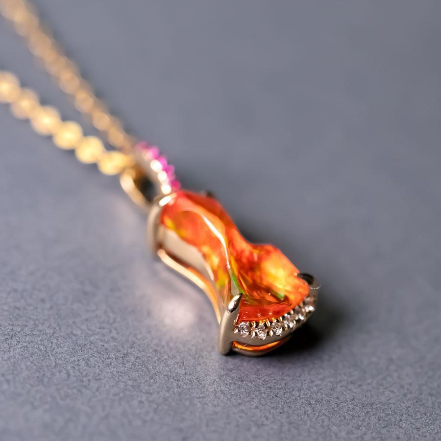 Atemberaubende rote mexikanische Feuer Opal Diamant Pink Saphir Anhänger Halskette 18K Gold (Brillantschliff) im Angebot